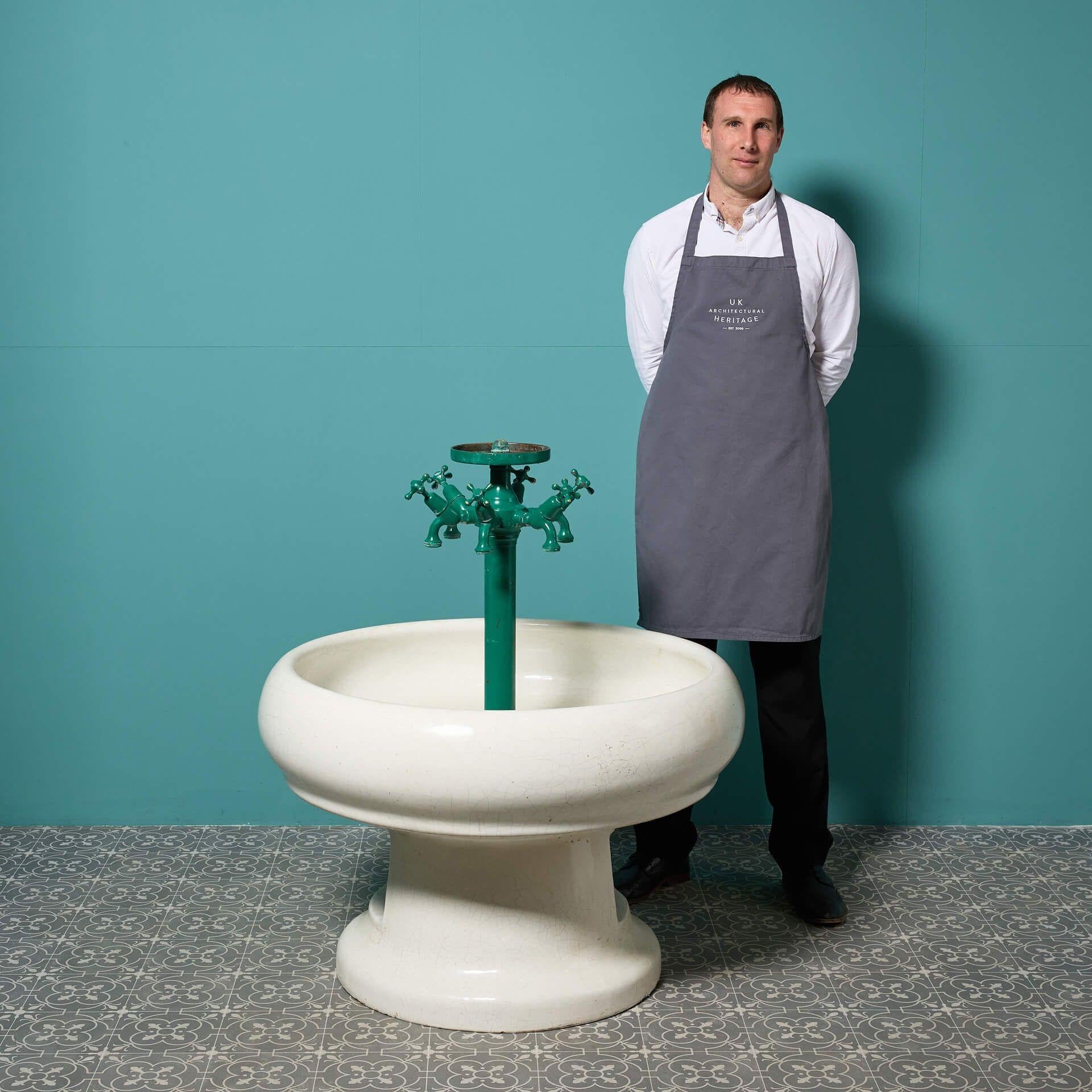 Un grande e imponente lavello rotondo comune. Questo lavabo spettacolare è ideale per un progetto di bagno commerciale come lavabo comune, ma può anche essere utilizzato in un interno di grandi dimensioni come un laboratorio o uno studio come