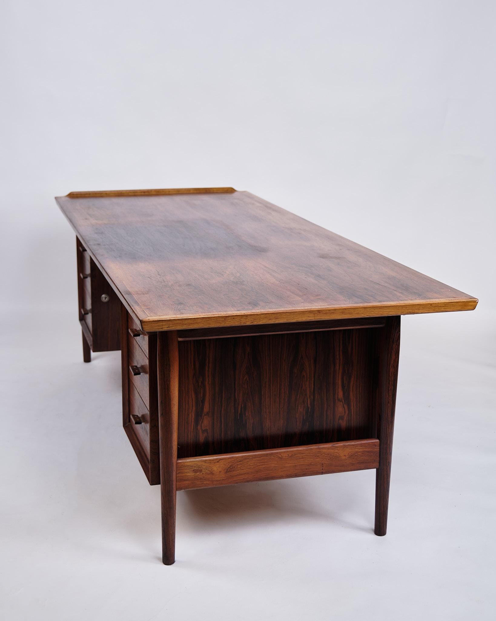 Großer freistehender Schreibtisch, Modell 206, entworfen von Arne Vodder und hergestellt von Sibast Møbler in den 1960er Jahren. Der Tisch ist aus Palisanderholz mit schönem Maserungsspiel und geräumigen Ablagemöglichkeiten in Form von Schubladen