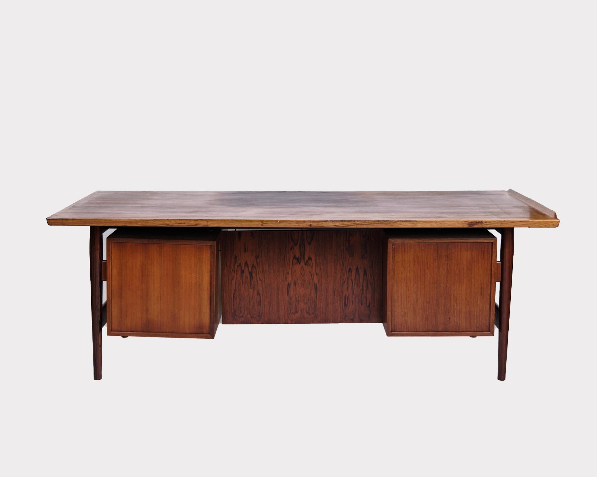 Großer freistehender Schreibtisch Model No. 206 in Rosenholz von Arne Vodder aus den 1960er Jahren (Moderne der Mitte des Jahrhunderts) im Angebot