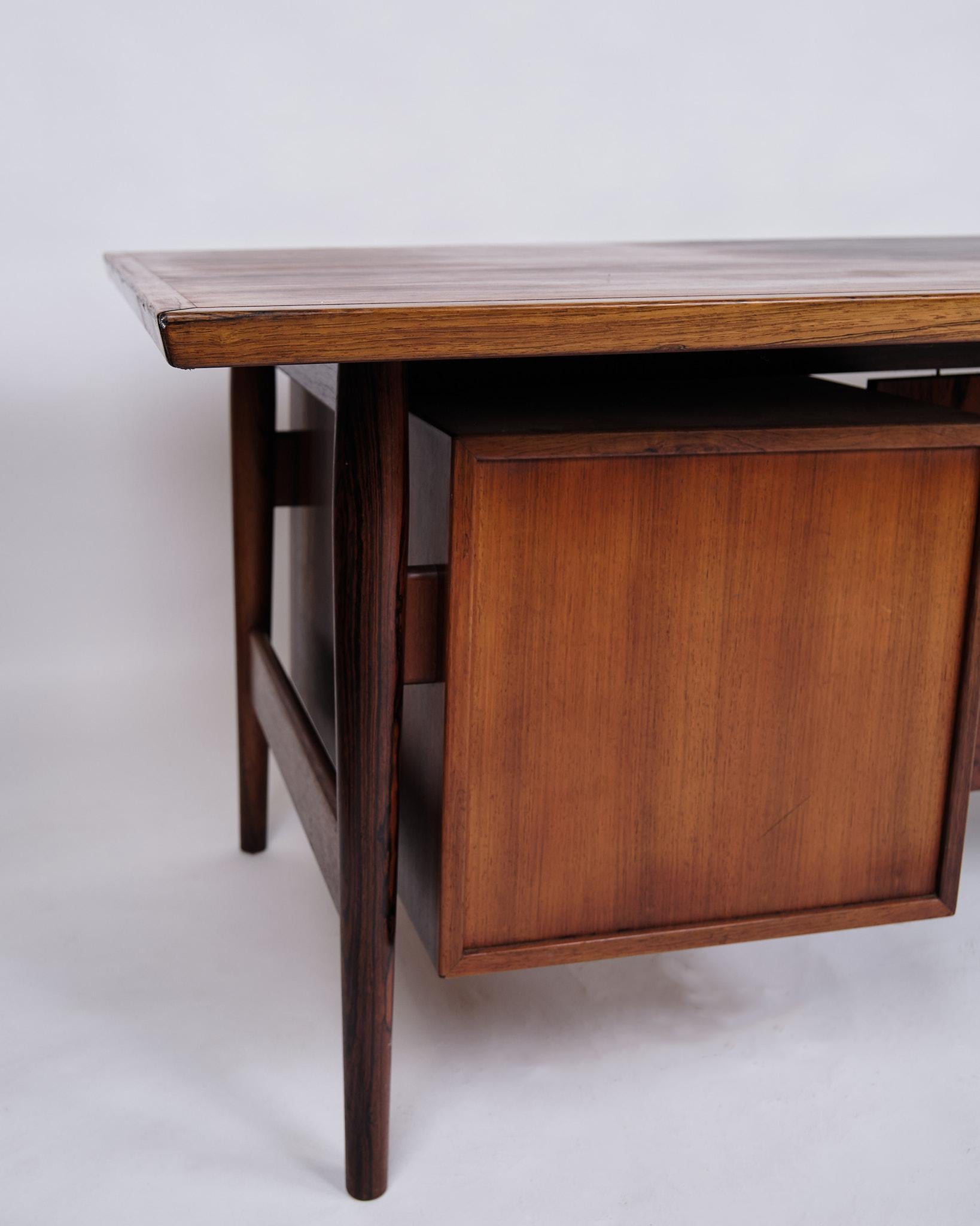 Großer freistehender Schreibtisch Model No. 206 in Rosenholz von Arne Vodder aus den 1960er Jahren (Dänisch) im Angebot