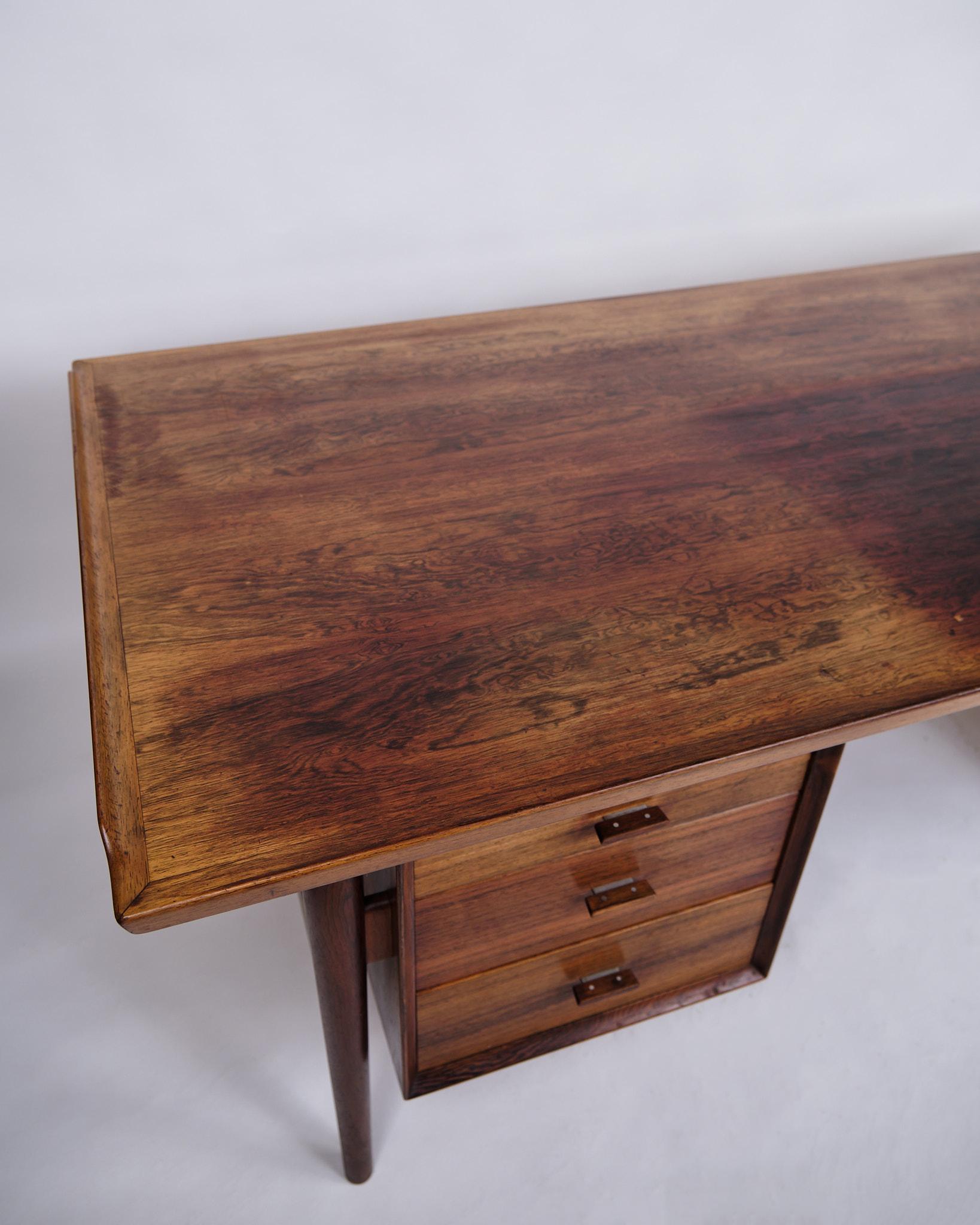 Großer freistehender Schreibtisch Model No. 206 in Rosenholz von Arne Vodder aus den 1960er Jahren im Zustand „Gut“ im Angebot in Lejre, DK