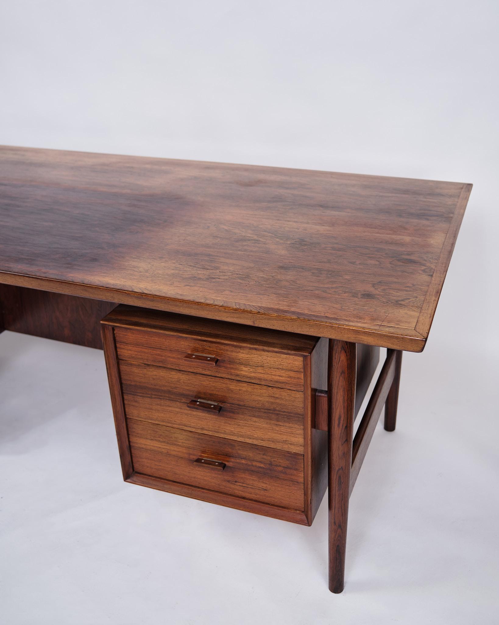 Großer freistehender Schreibtisch Model No. 206 in Rosenholz von Arne Vodder aus den 1960er Jahren (Mitte des 20. Jahrhunderts) im Angebot