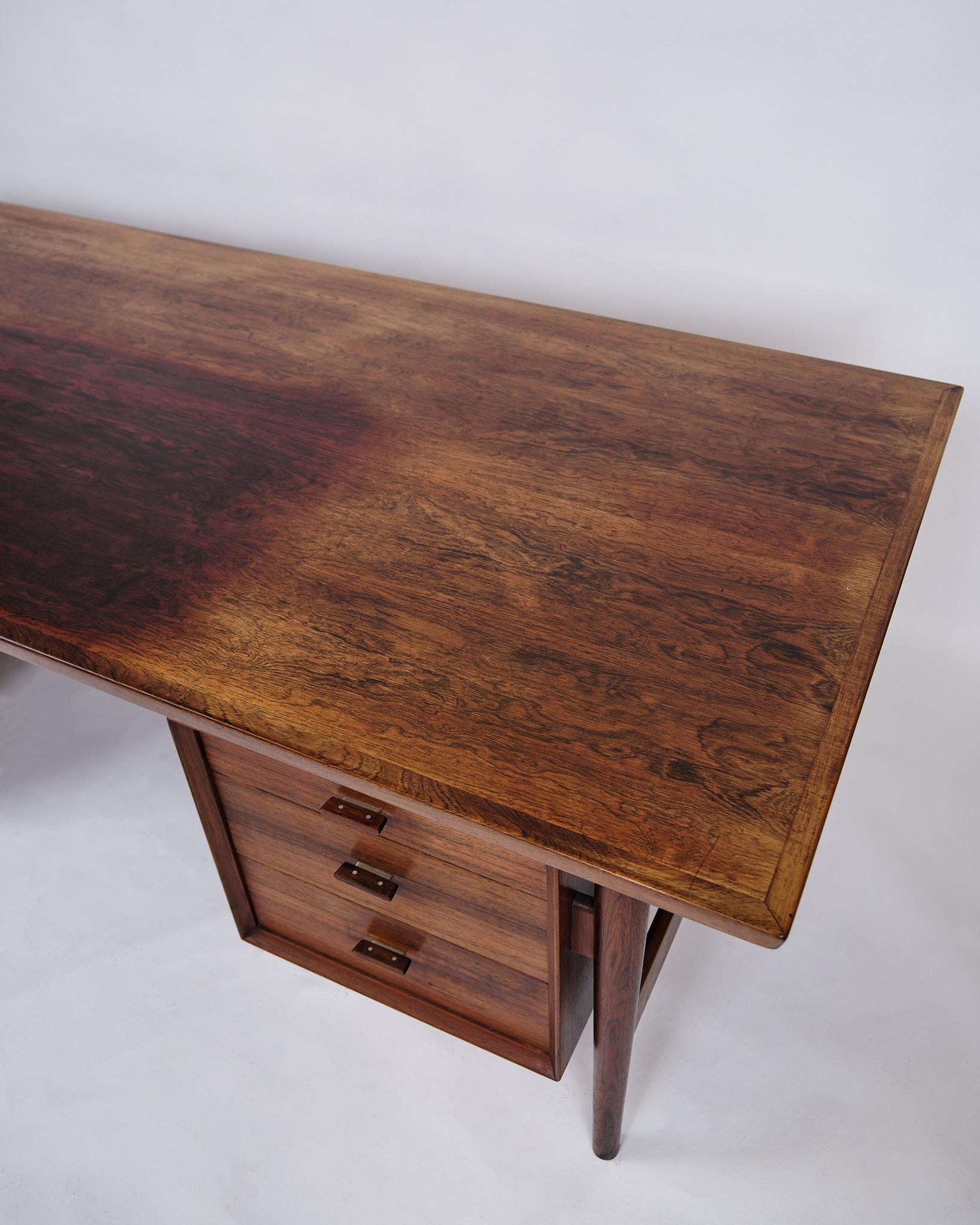 Großer freistehender Schreibtisch Model No. 206 in Rosenholz von Arne Vodder aus den 1960er Jahren im Angebot 1