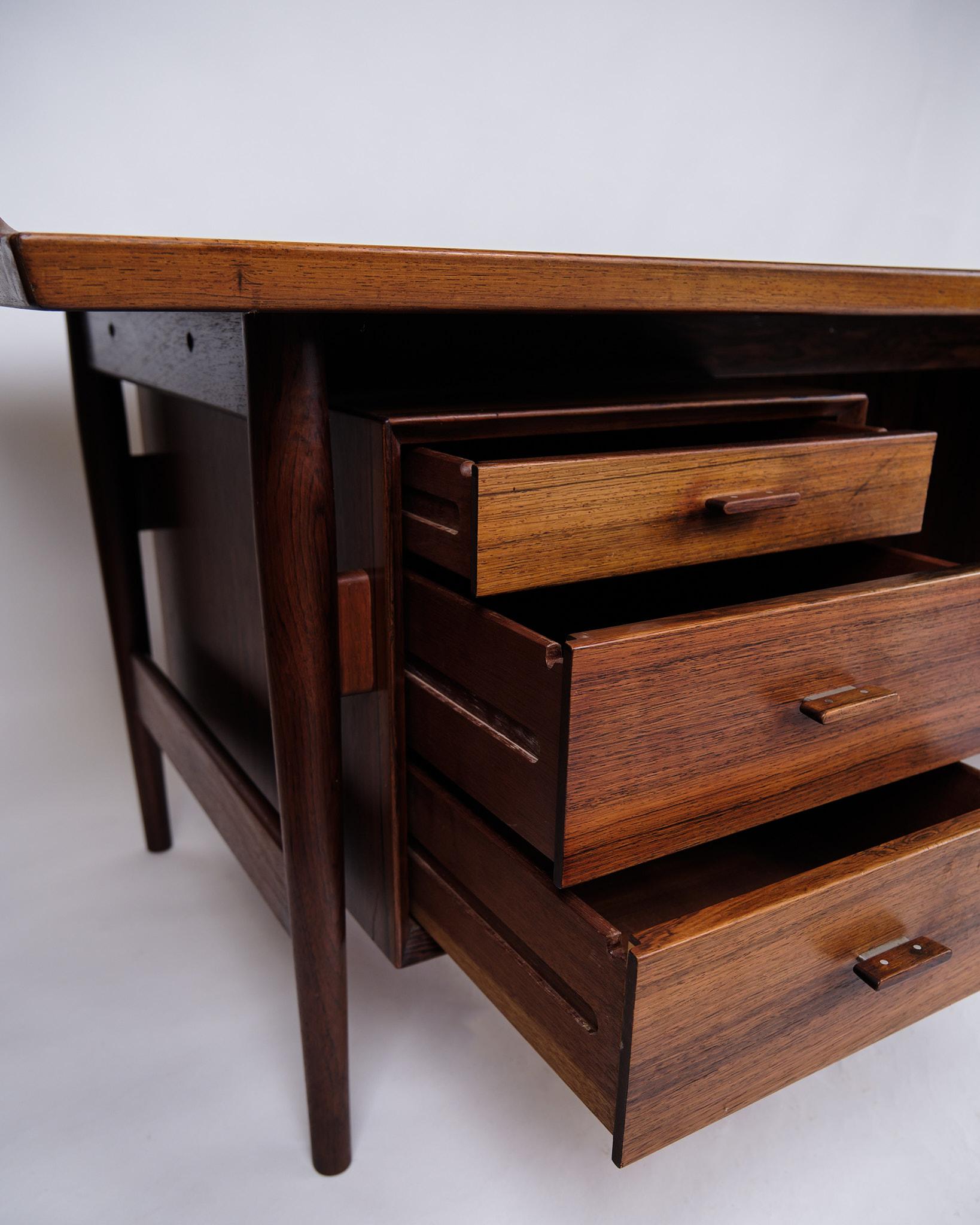 Großer freistehender Schreibtisch Model No. 206 in Rosenholz von Arne Vodder aus den 1960er Jahren im Angebot 3