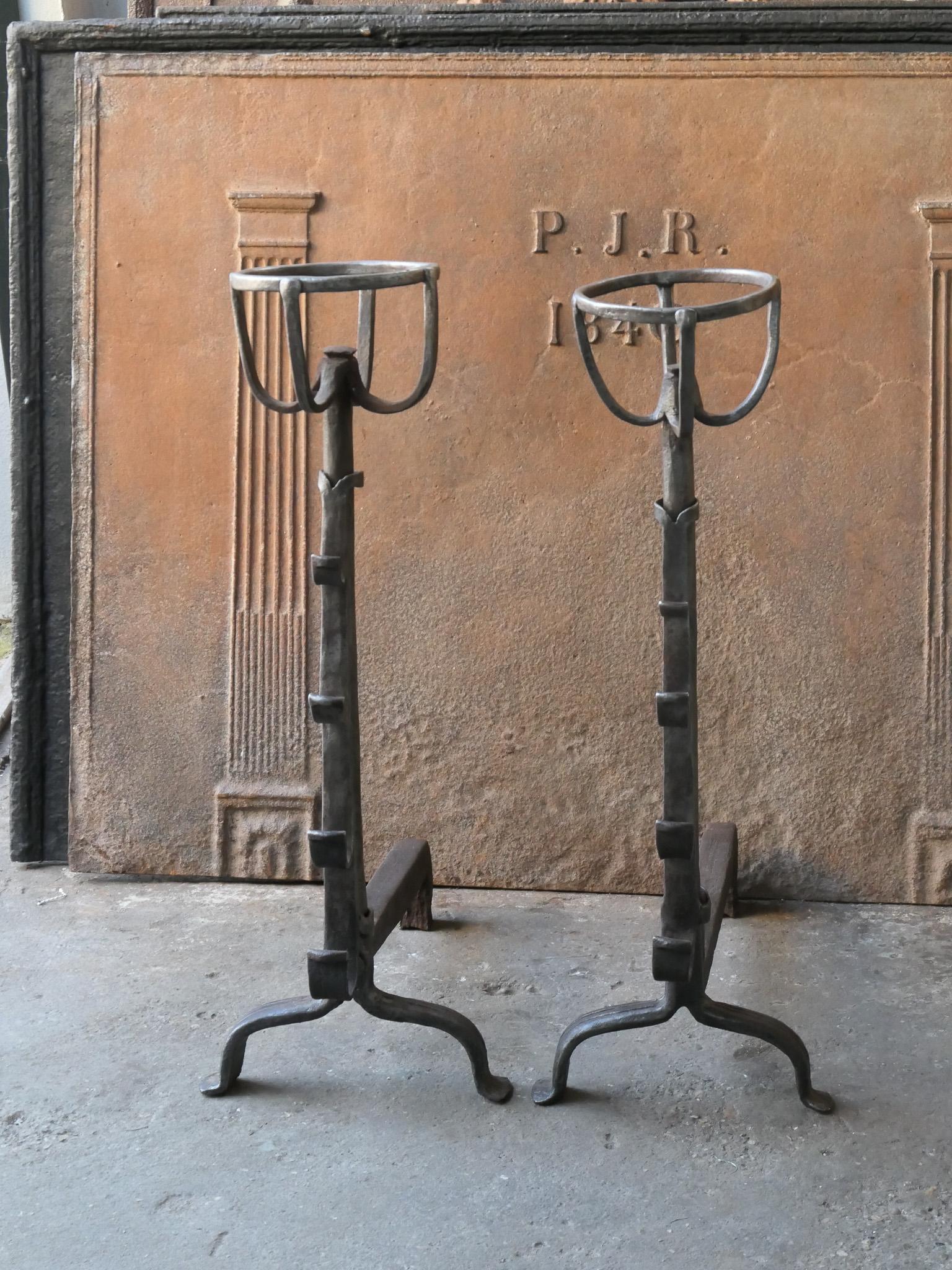 Französische gotische Andirons aus dem 17. Jahrhundert - Feuerhaken aus Schmiedeeisen. Diese französischen Andirons werden in Frankreich 