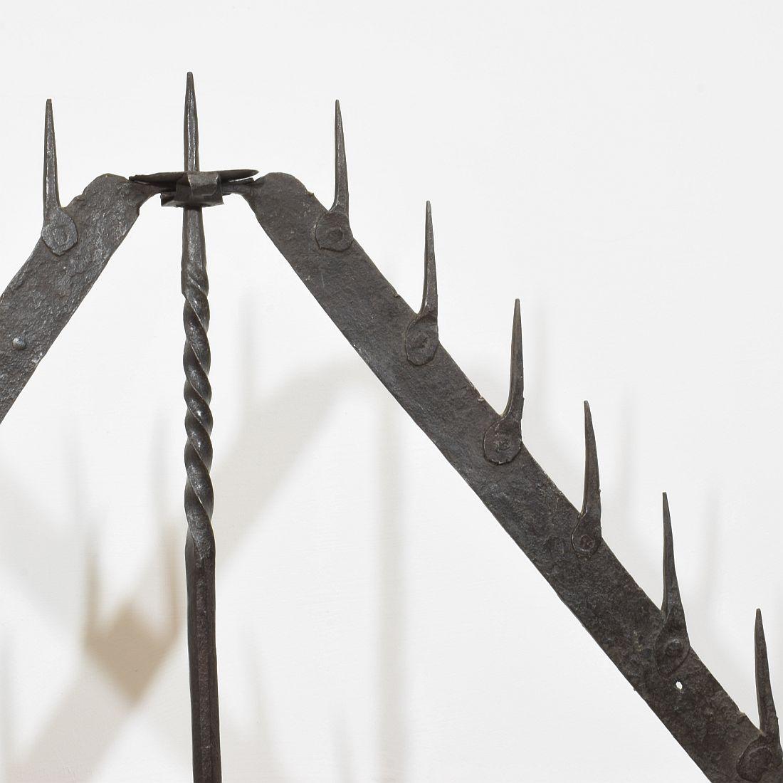 Grand bougeoir français du 17ème siècle en fer forgé à la main en vente 3