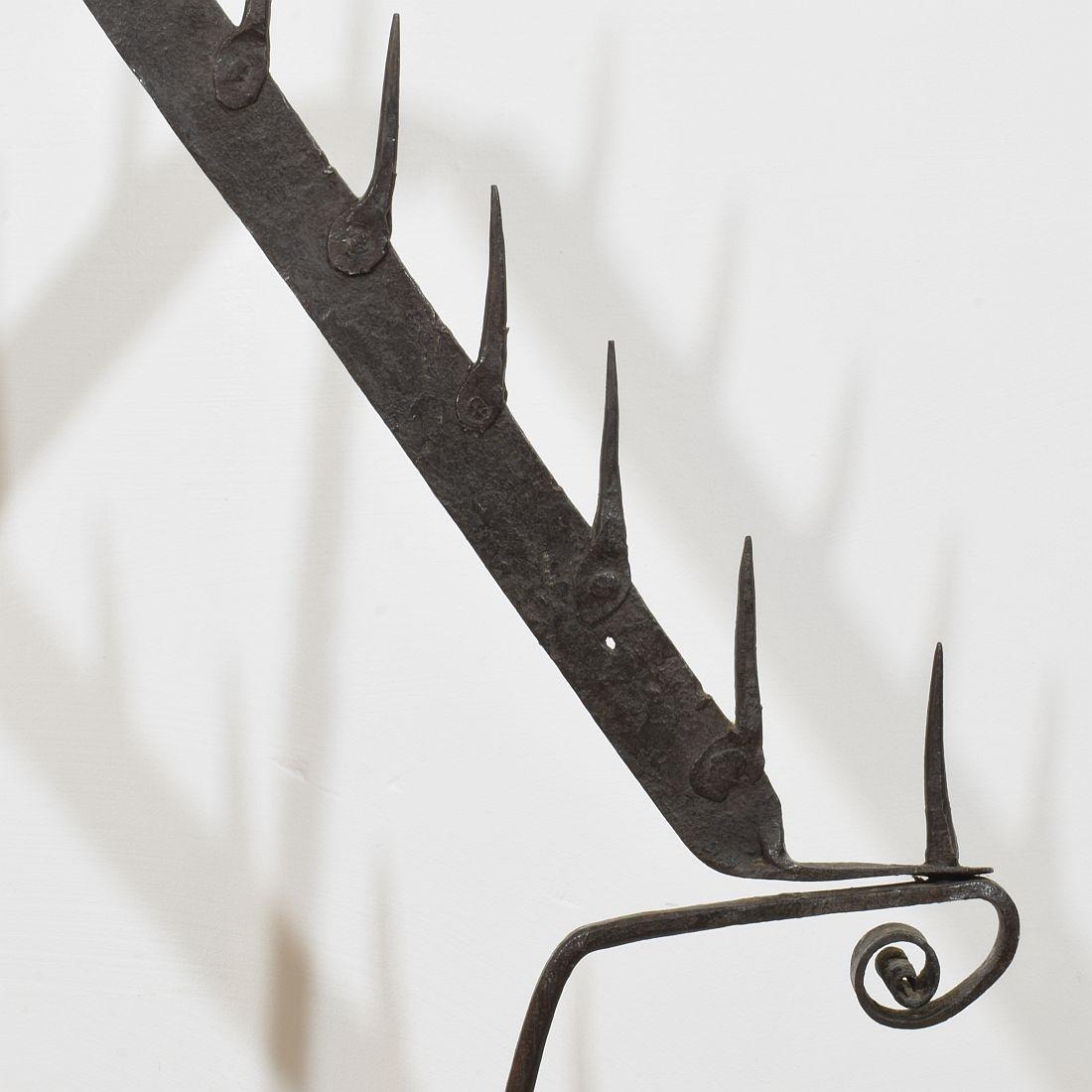 Grand bougeoir français du 17ème siècle en fer forgé à la main en vente 4