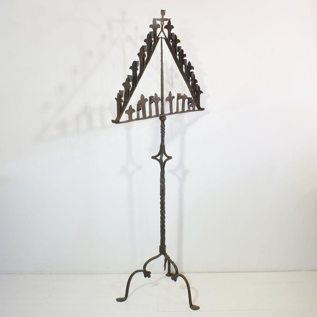 Large French 17th Century Hand Forged Iron Candleholder In Good Condition In Buisson, FR