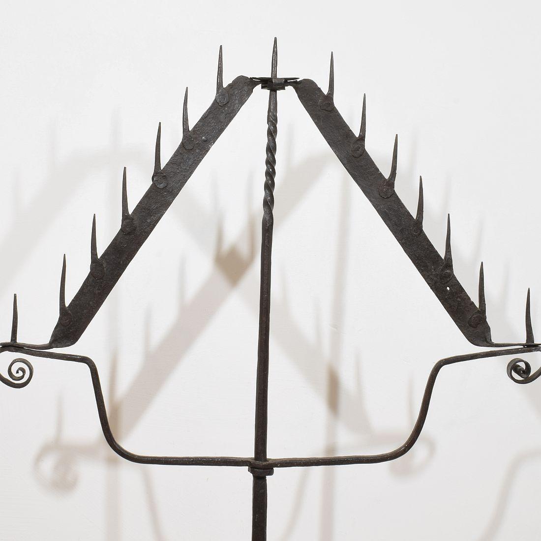 XVIIIe siècle et antérieur Grand bougeoir français du 17ème siècle en fer forgé à la main en vente