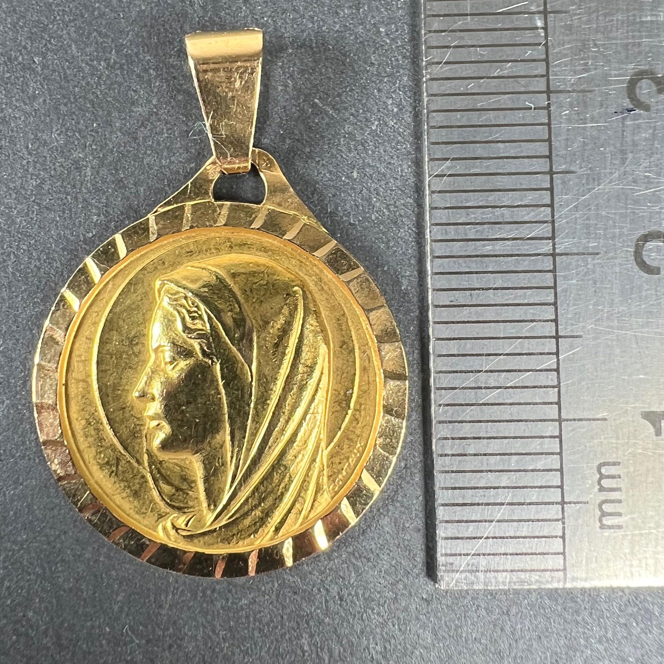 Large French 18K Yellow Gold Virgin Mary Charm Pendant Medal in vendita 6