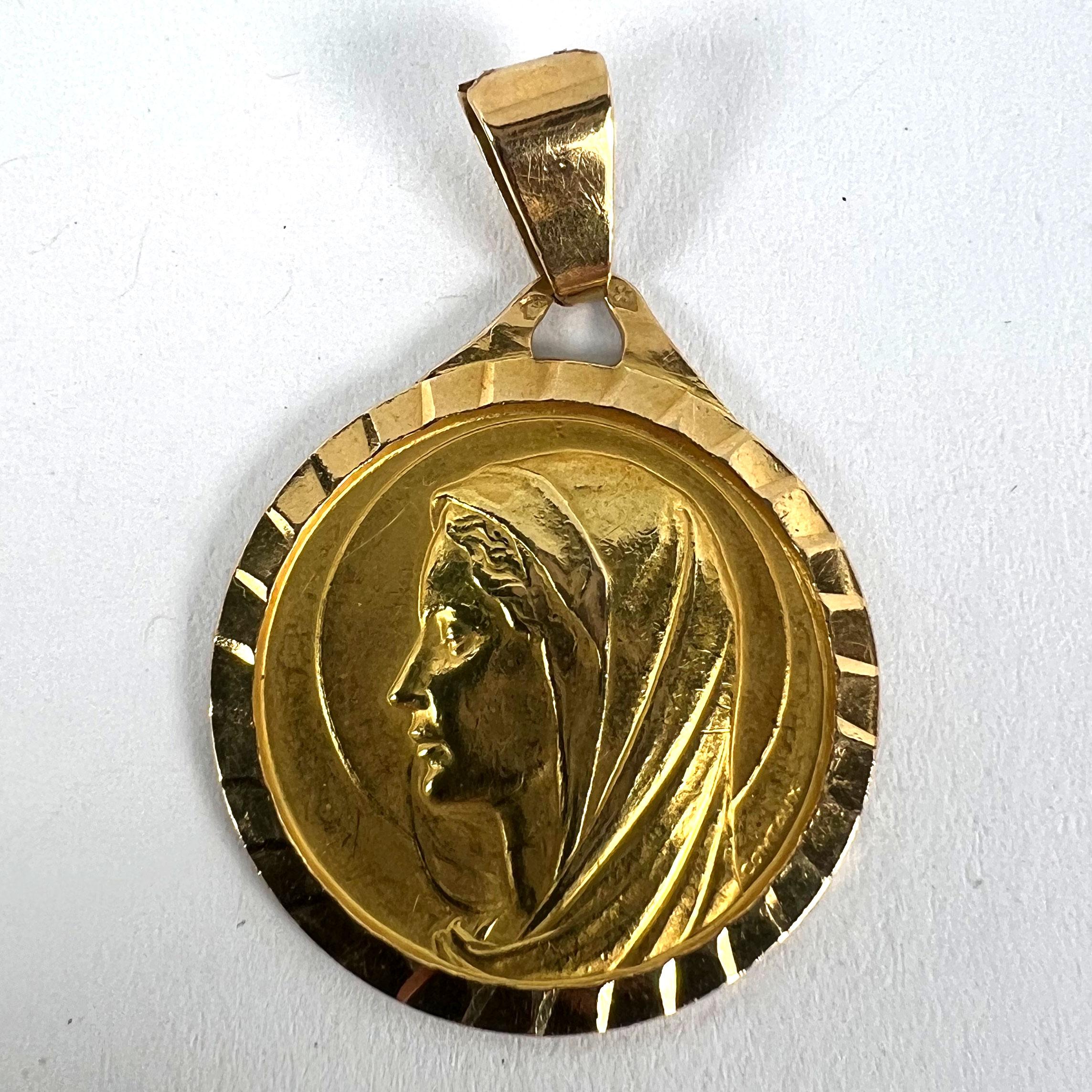 Large French 18K Yellow Gold Virgin Mary Charm Pendant Medal in vendita 8
