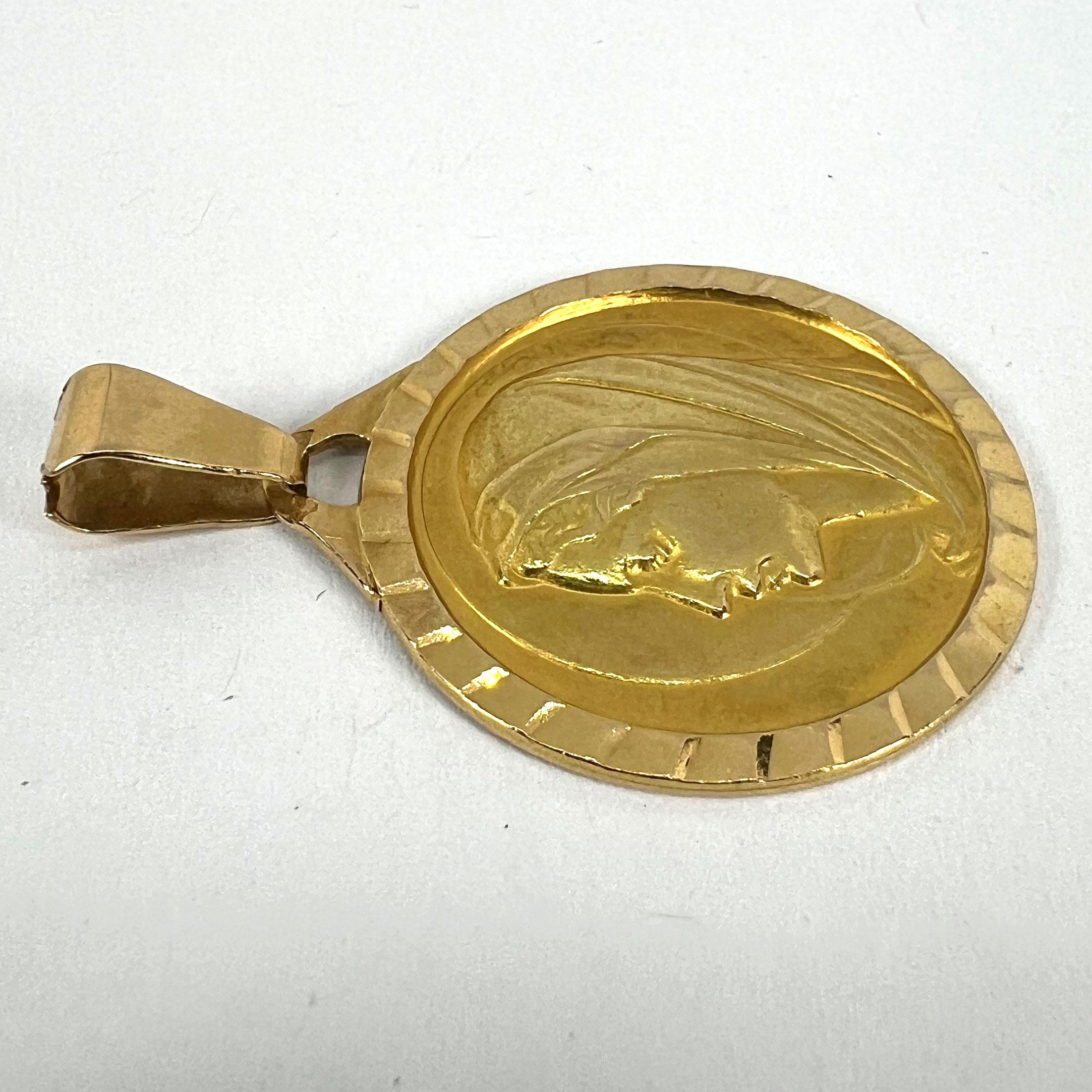 Large French 18K Yellow Gold Virgin Mary Charm Pendant Medal in vendita 11