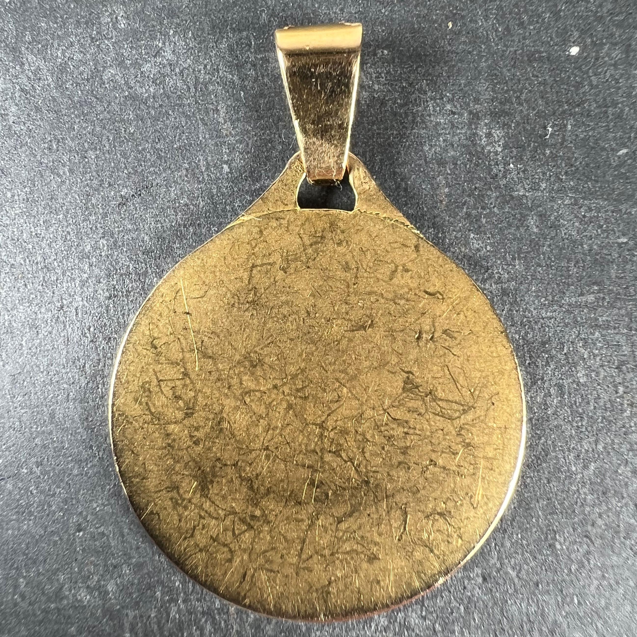 Large French 18K Yellow Gold Virgin Mary Charm Pendant Medal In condizioni buone in vendita a London, GB