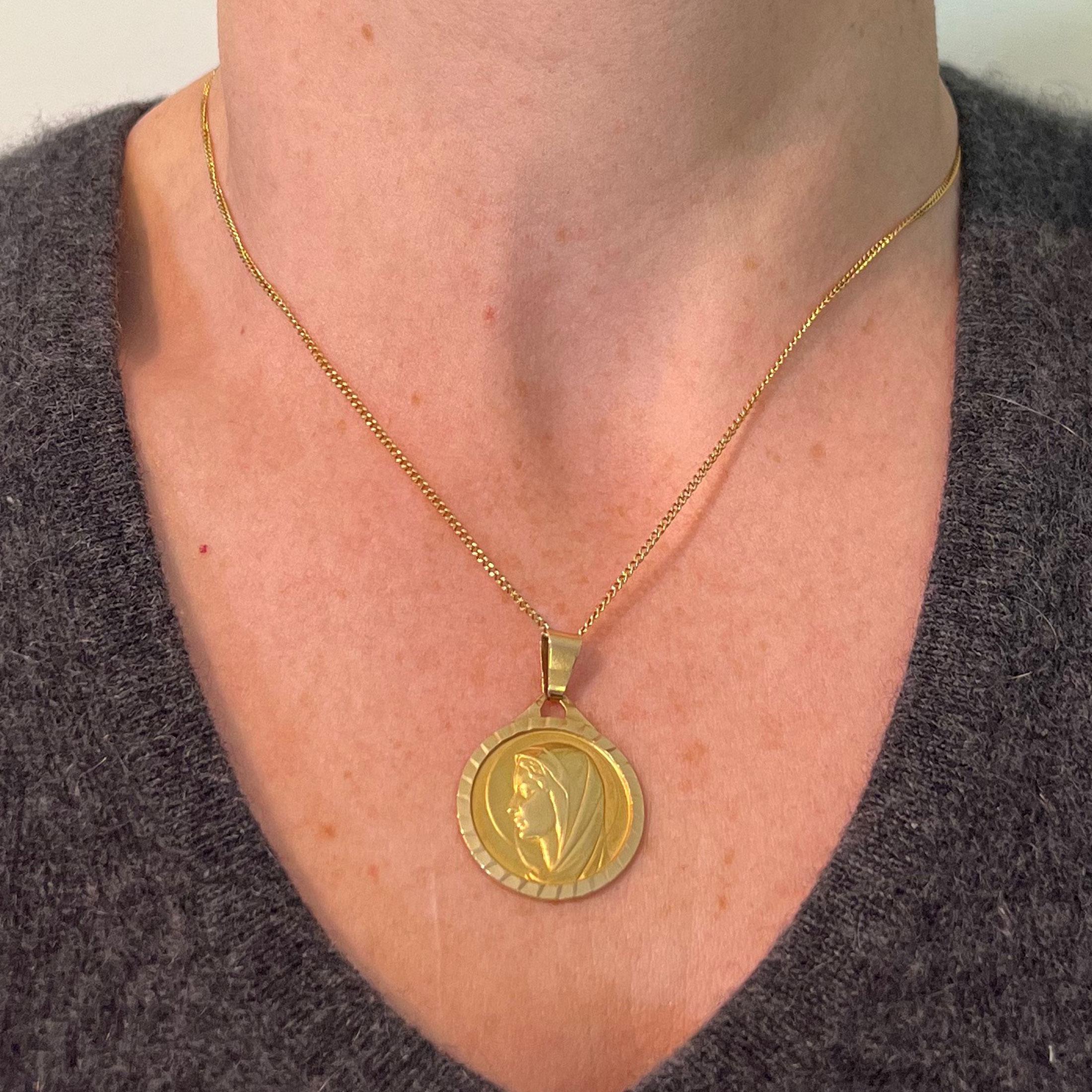da uomo o donna Large French 18K Yellow Gold Virgin Mary Charm Pendant Medal in vendita