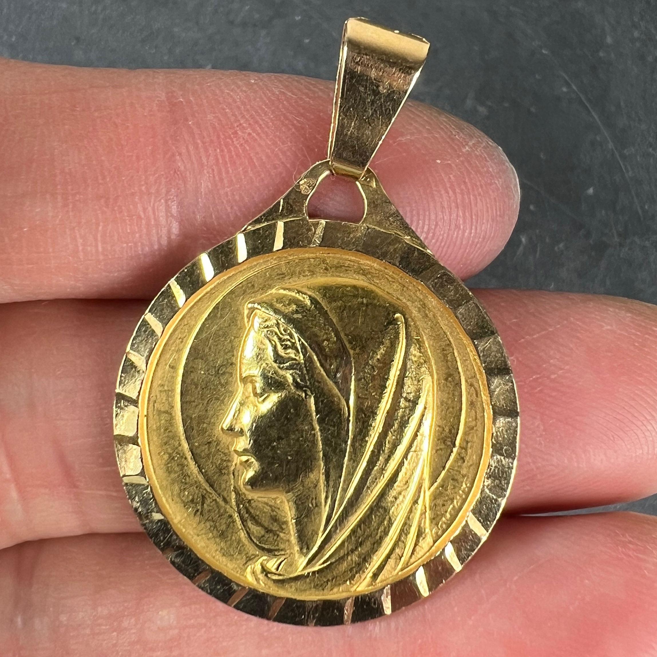 Large French 18K Yellow Gold Virgin Mary Charm Pendant Medal in vendita 1