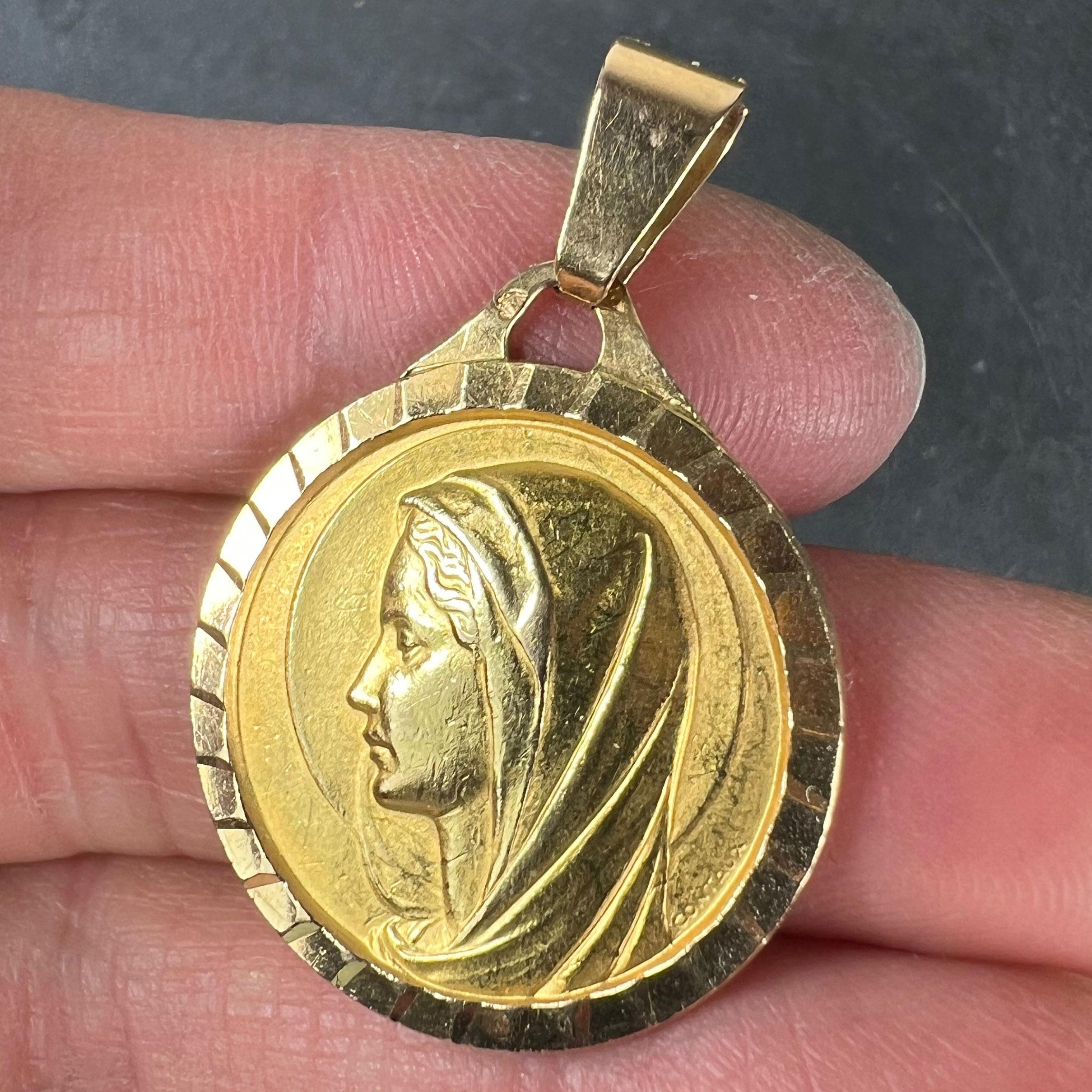 Large French 18K Yellow Gold Virgin Mary Charm Pendant Medal in vendita 2