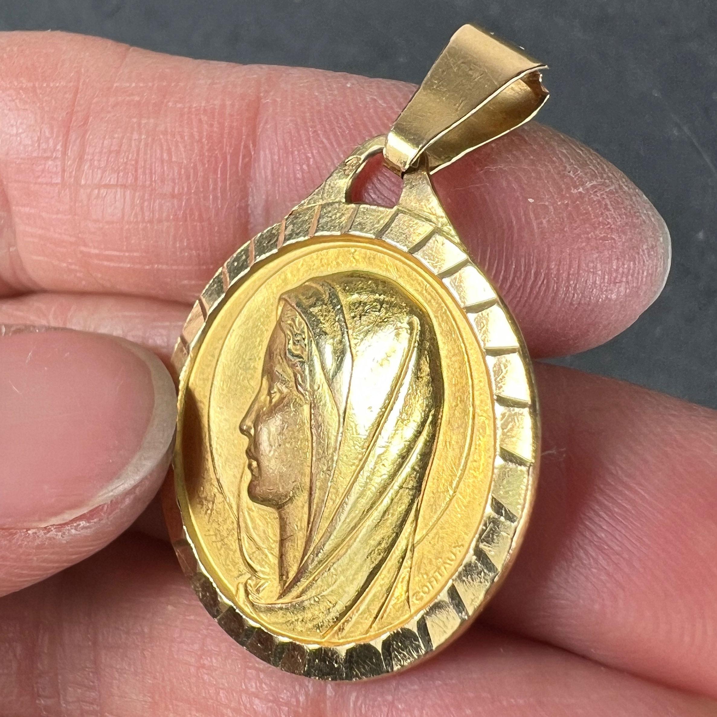 Large French 18K Yellow Gold Virgin Mary Charm Pendant Medal in vendita 3