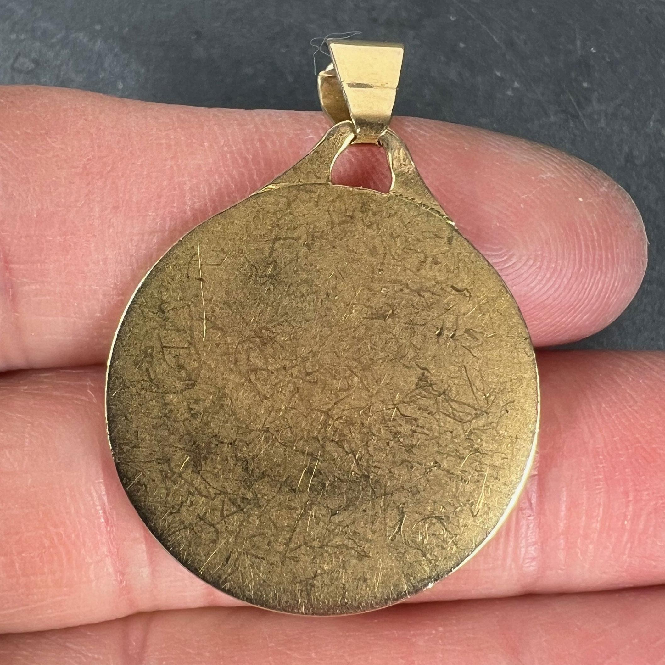 Large French 18K Yellow Gold Virgin Mary Charm Pendant Medal in vendita 5
