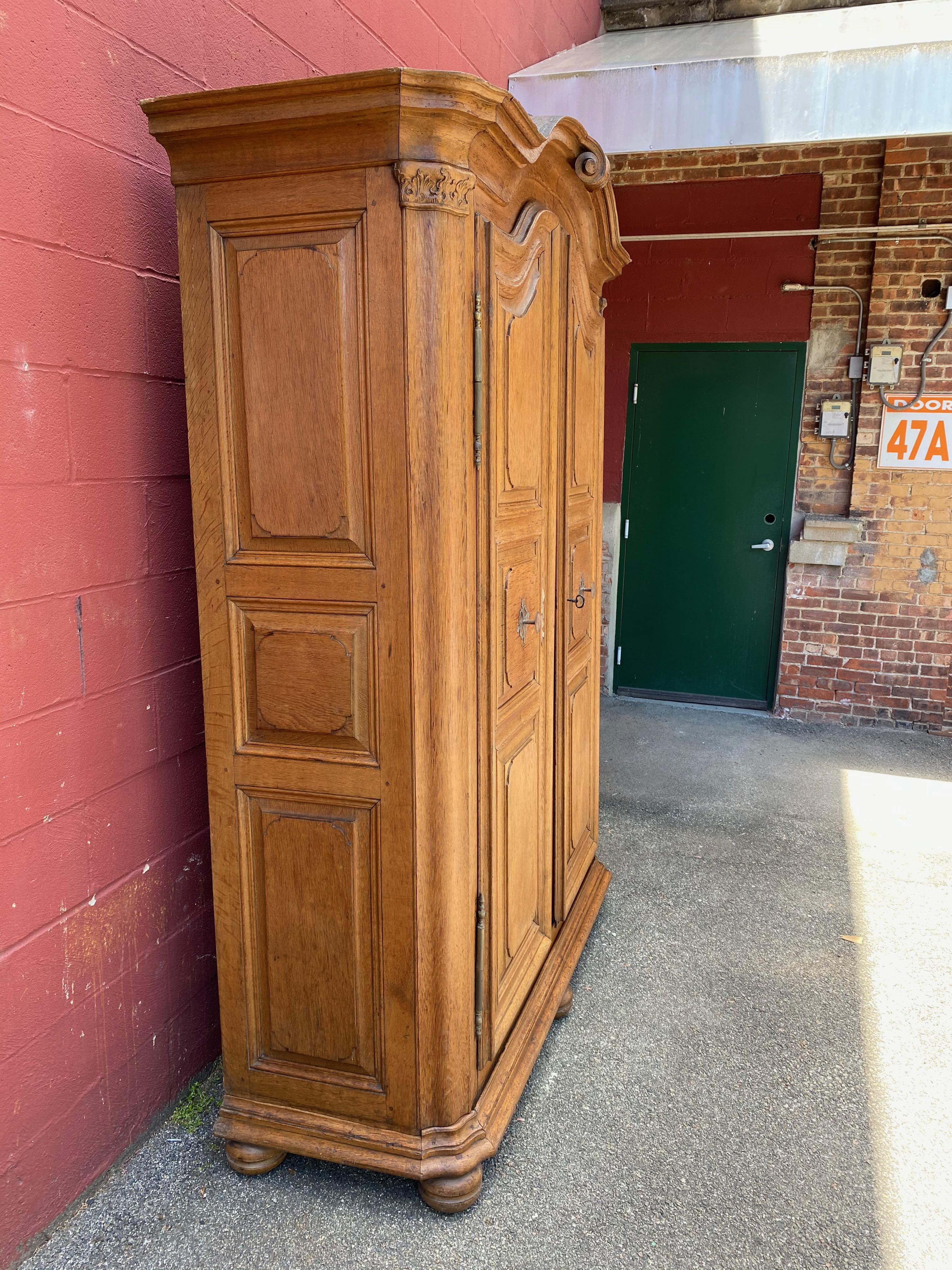 Großer französischer Eichenschrank aus dem 18./19. im Angebot 3