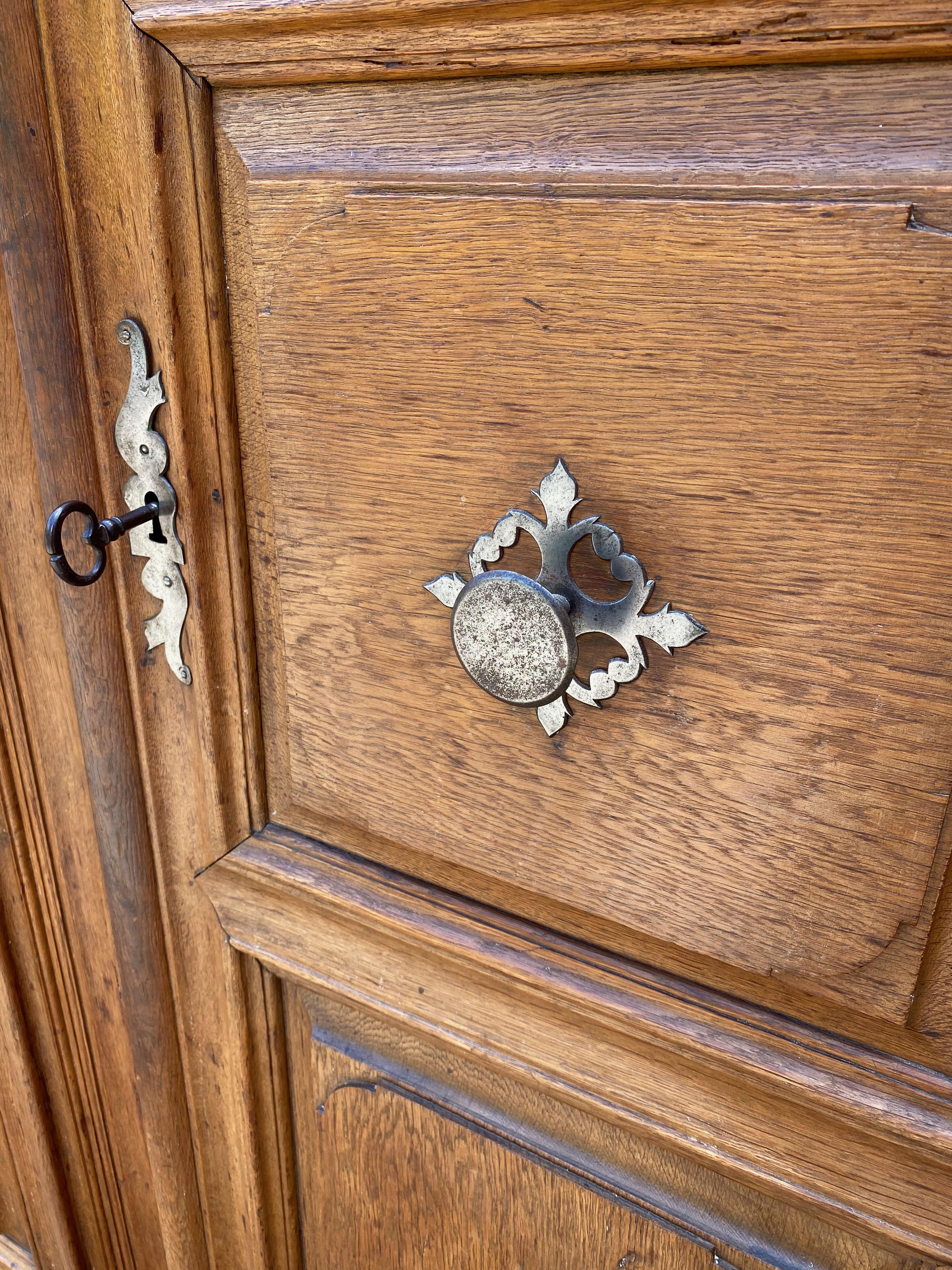 Großer französischer Eichenschrank aus dem 18./19. im Angebot 10