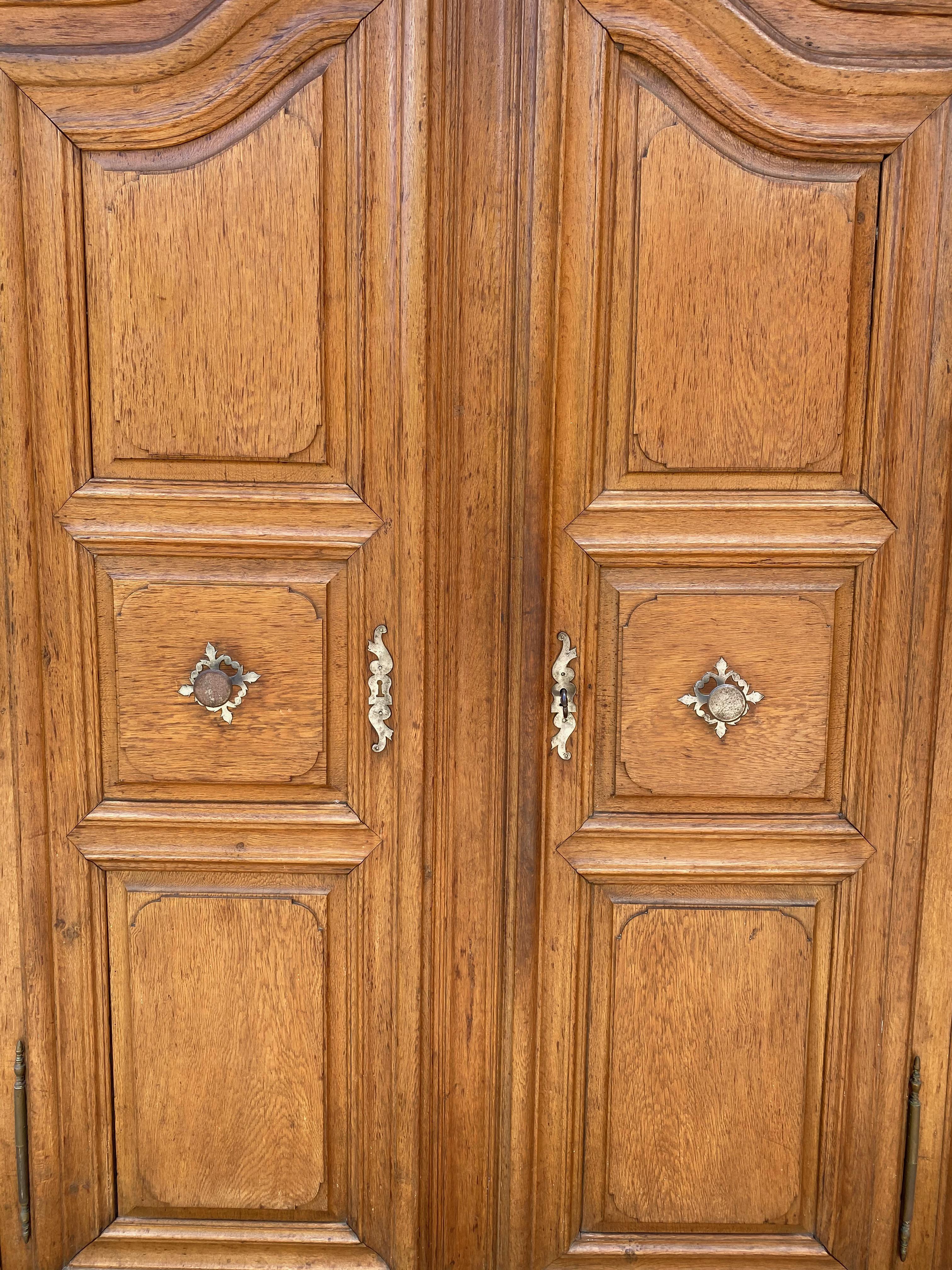 Großer französischer Eichenschrank aus dem 18./19. im Angebot 11