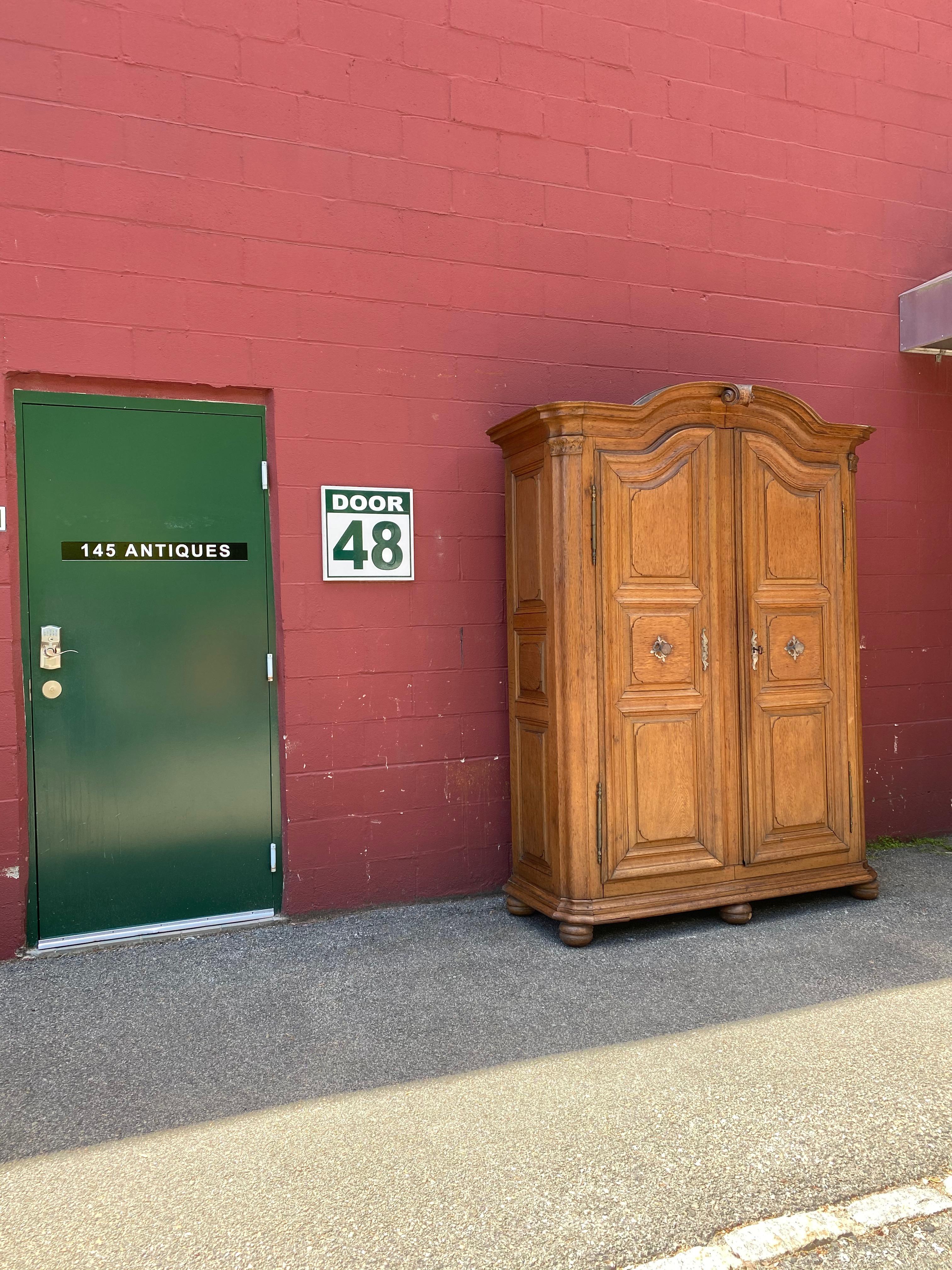 Großer französischer Eichenschrank aus dem 18./19. (Französisch) im Angebot