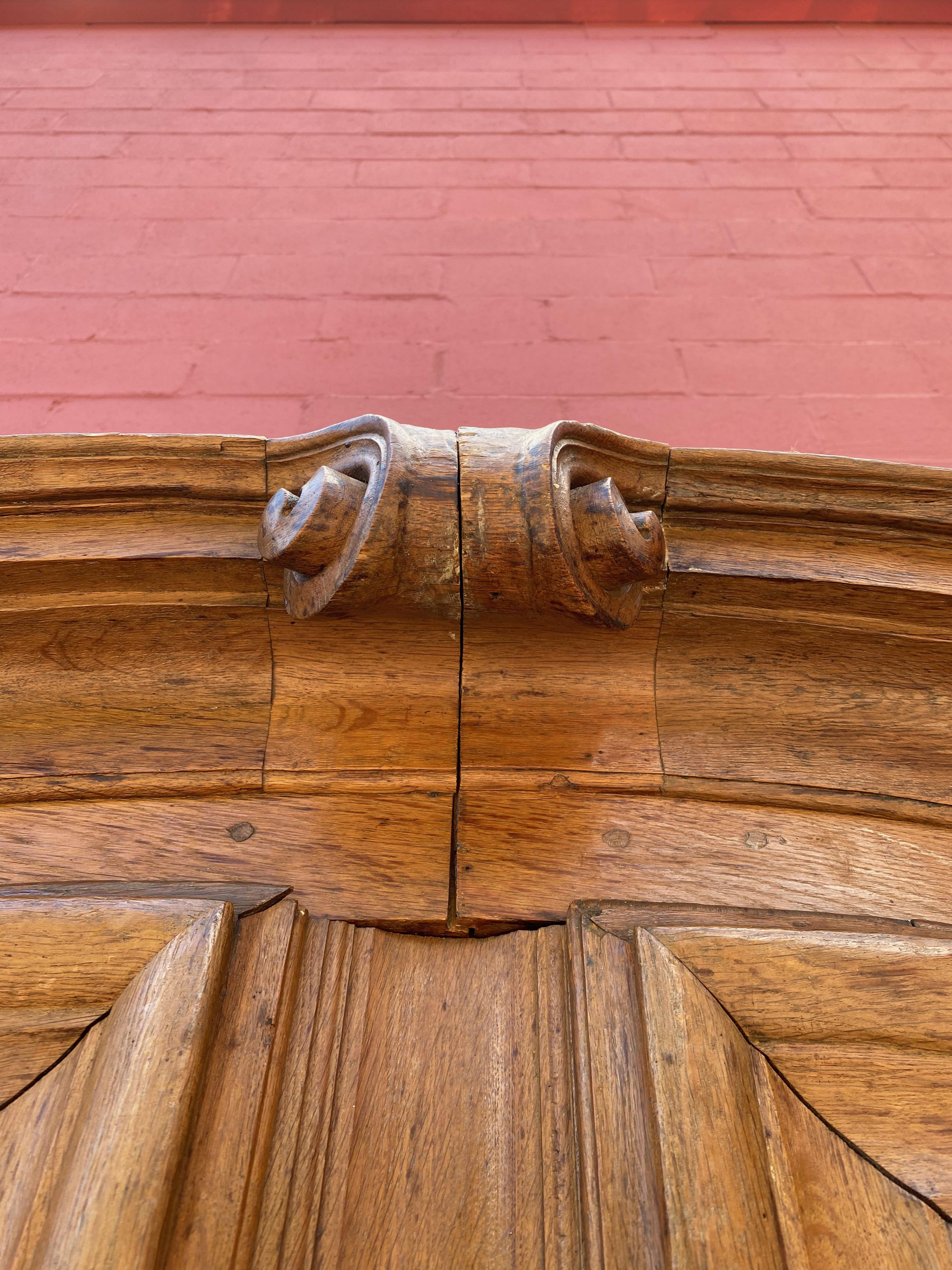 Großer französischer Eichenschrank aus dem 18./19. (Frühes 19. Jahrhundert) im Angebot