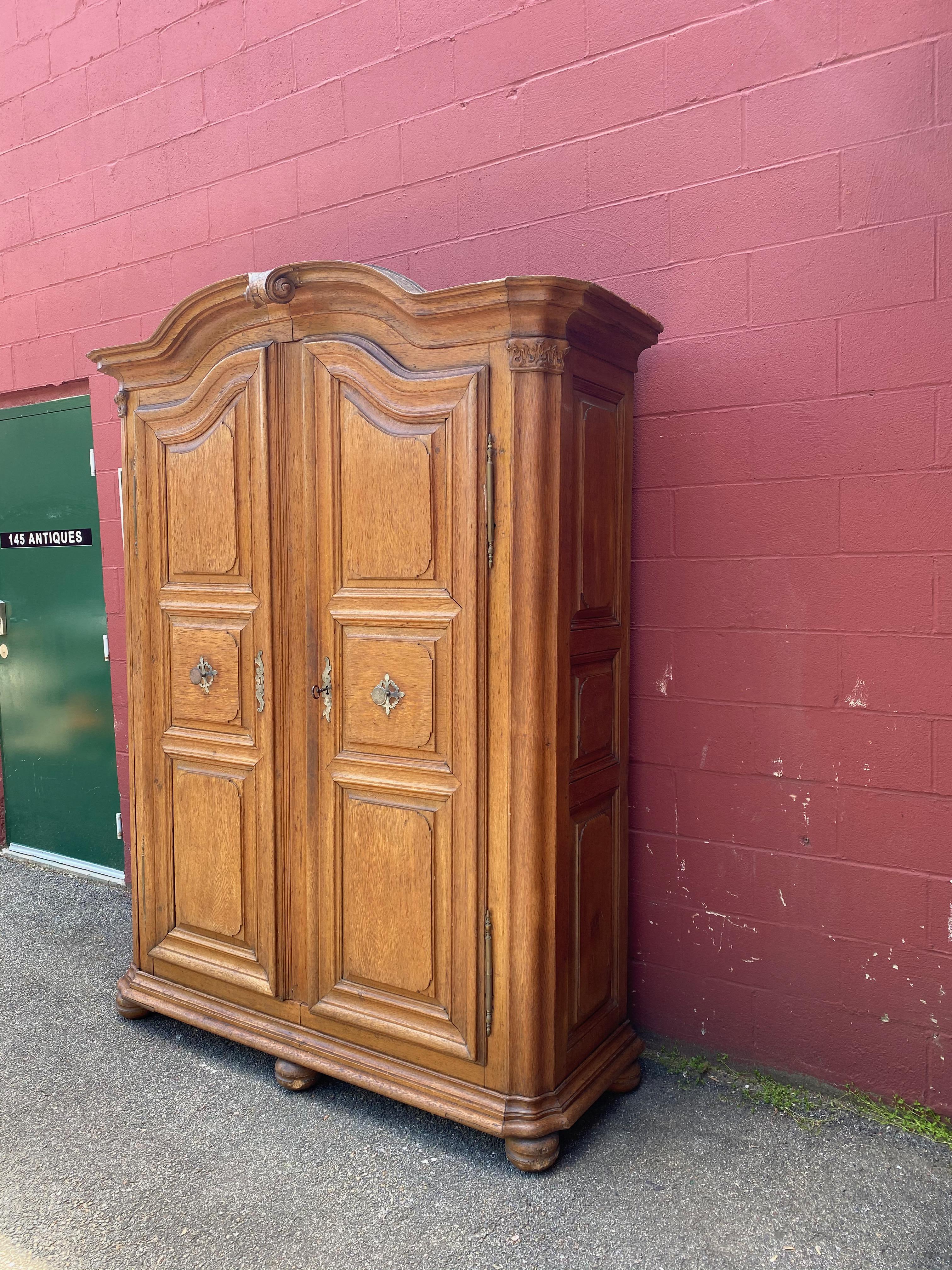 Großer französischer Eichenschrank aus dem 18./19. (Eichenholz) im Angebot