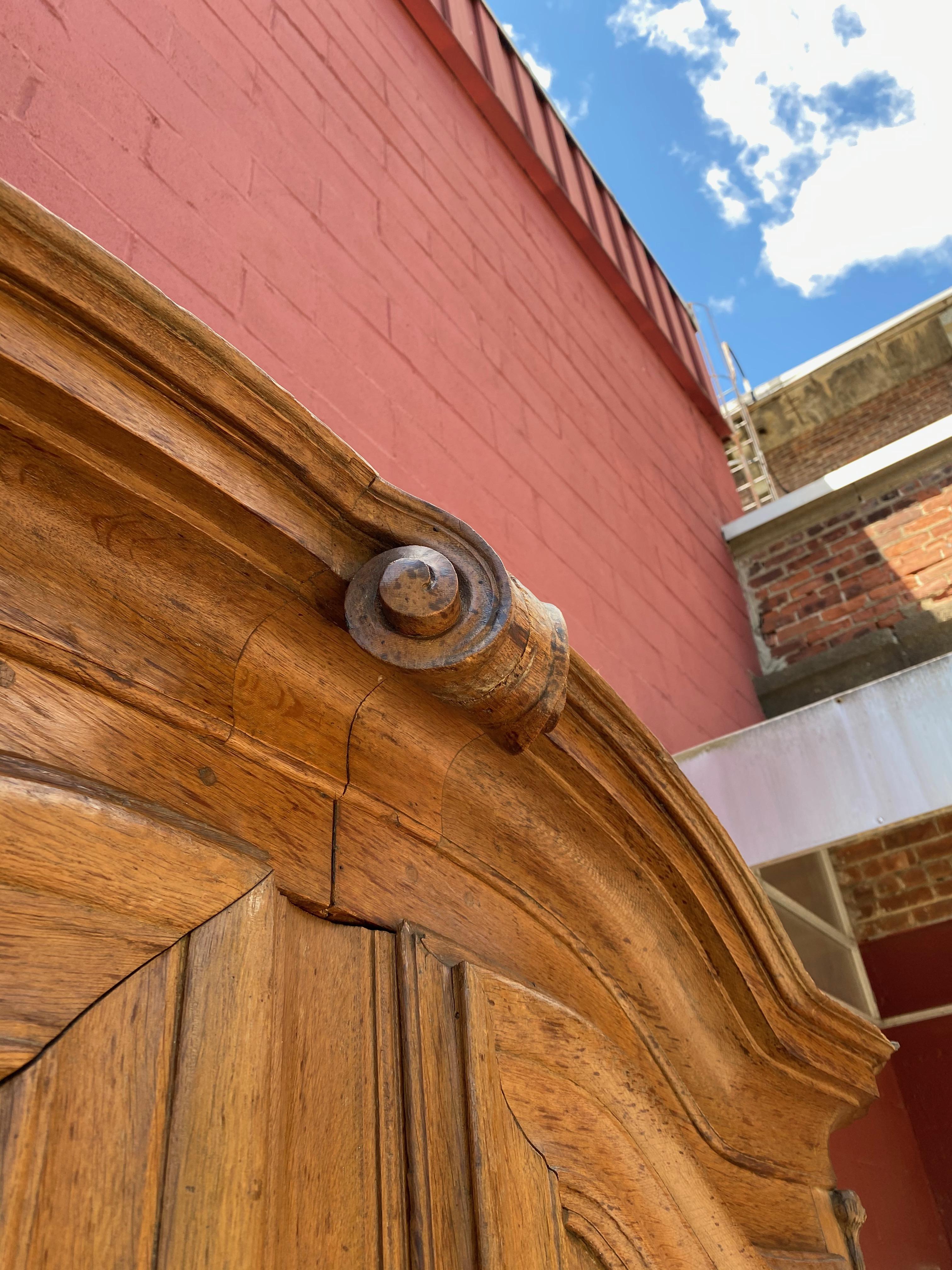 Großer französischer Eichenschrank aus dem 18./19. im Angebot 1