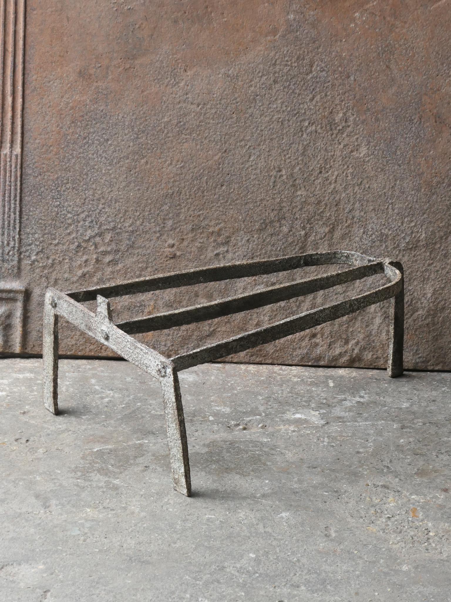 Sottopentola francese del XVIII secolo di epoca Luigi XV.

Si usa per riscaldare una padella o per tenerla in caldo davanti al fuoco. In buone condizioni di funzionamento.