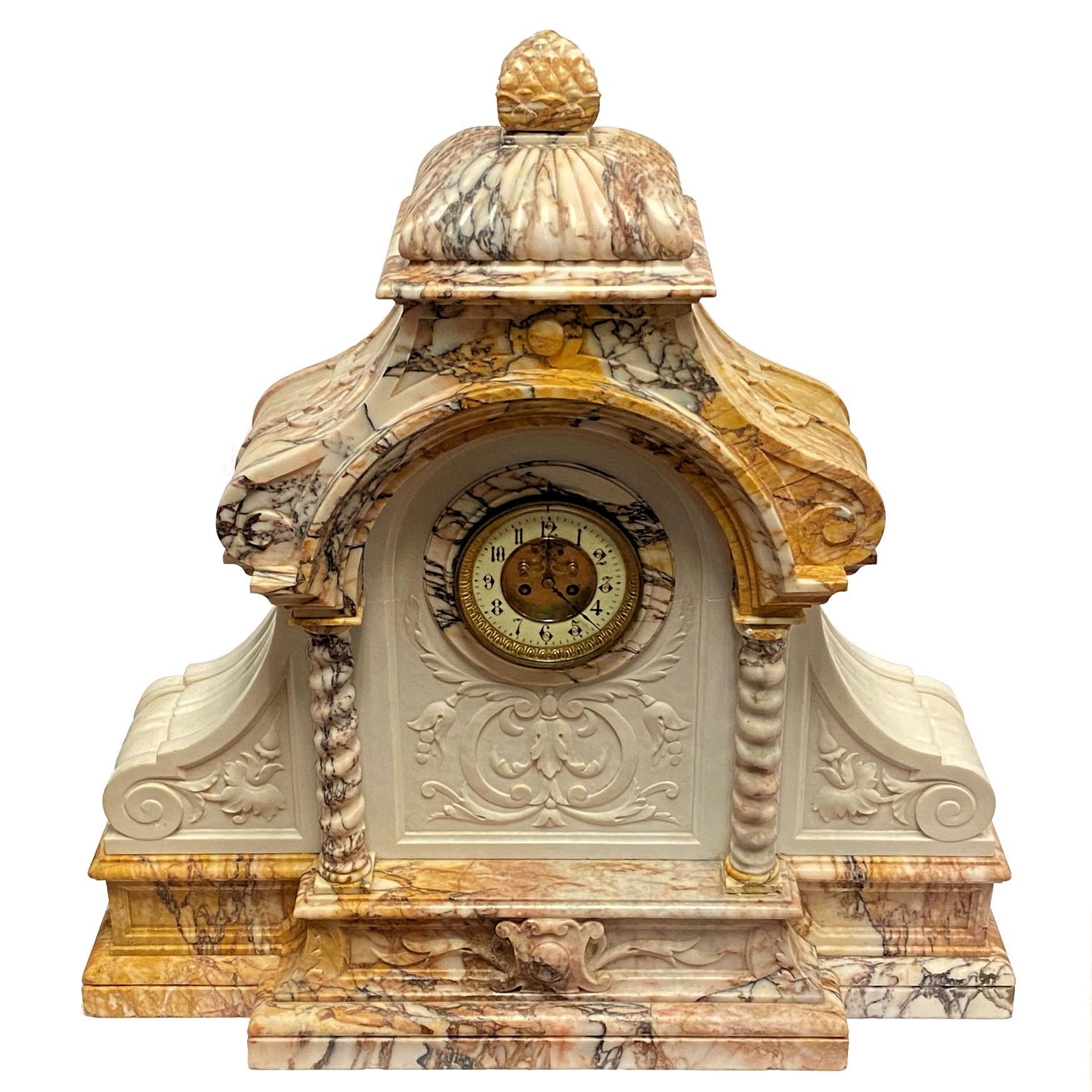 Très belle et grande horloge de cheminée en marbre sculpté multicolore de style Louis XVI du 19ème siècle.