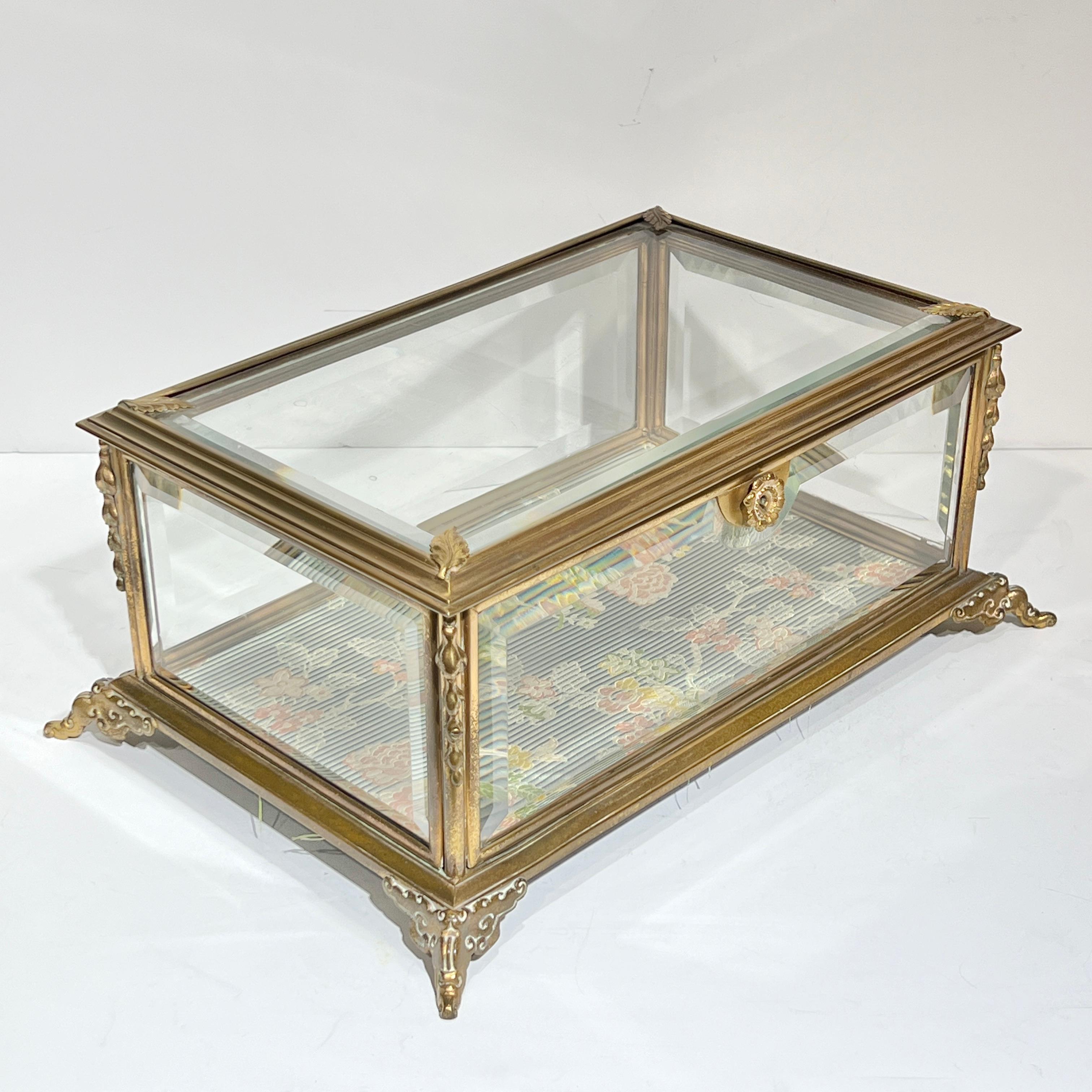 Große französische vergoldete Bronze aus dem 19.  und Glas-Schmuckkästchen / Schatulle (Vergoldet) im Angebot