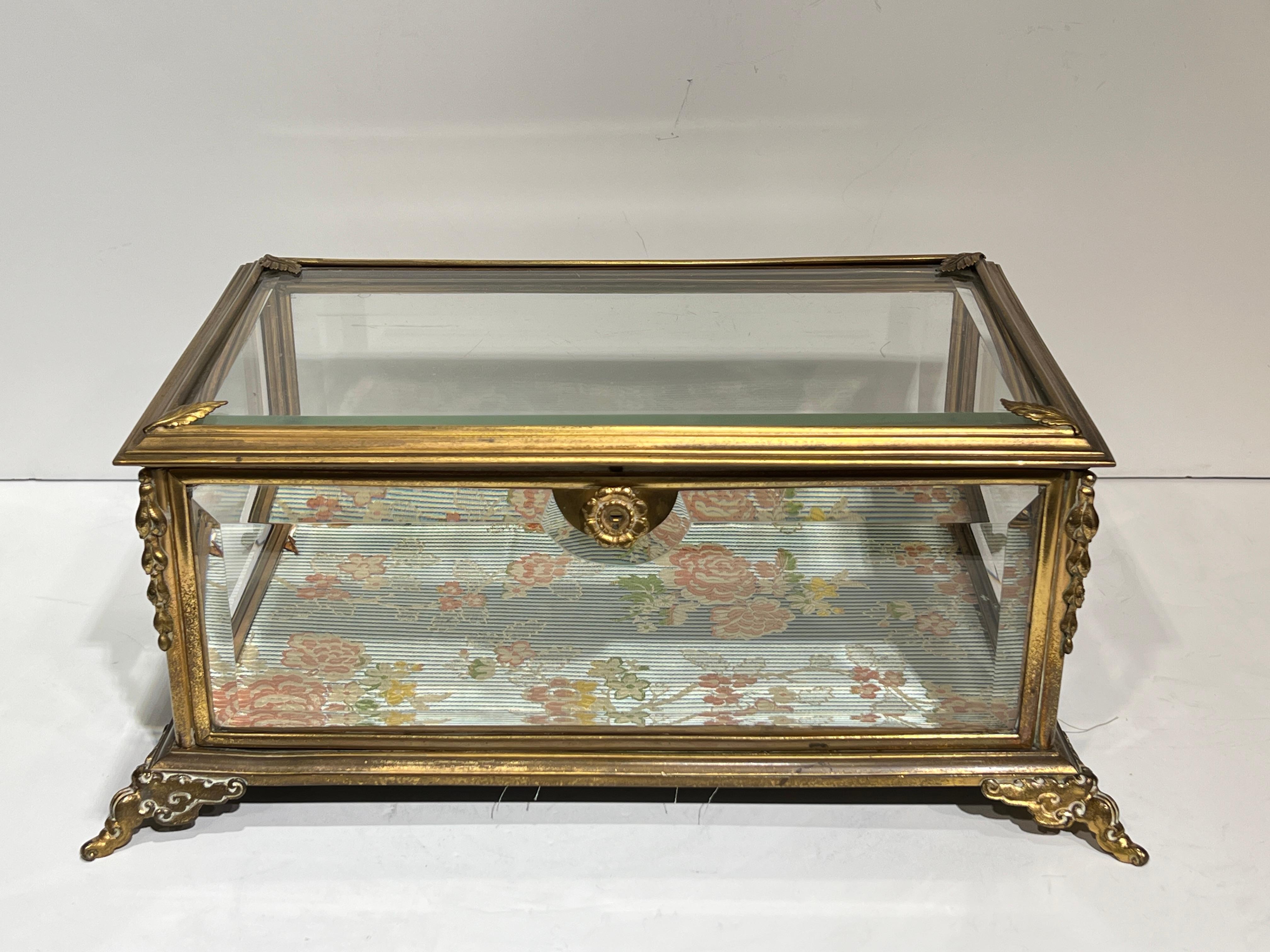 Große französische vergoldete Bronze aus dem 19.  und Glas-Schmuckkästchen / Schatulle im Zustand „Gut“ im Angebot in New York, NY