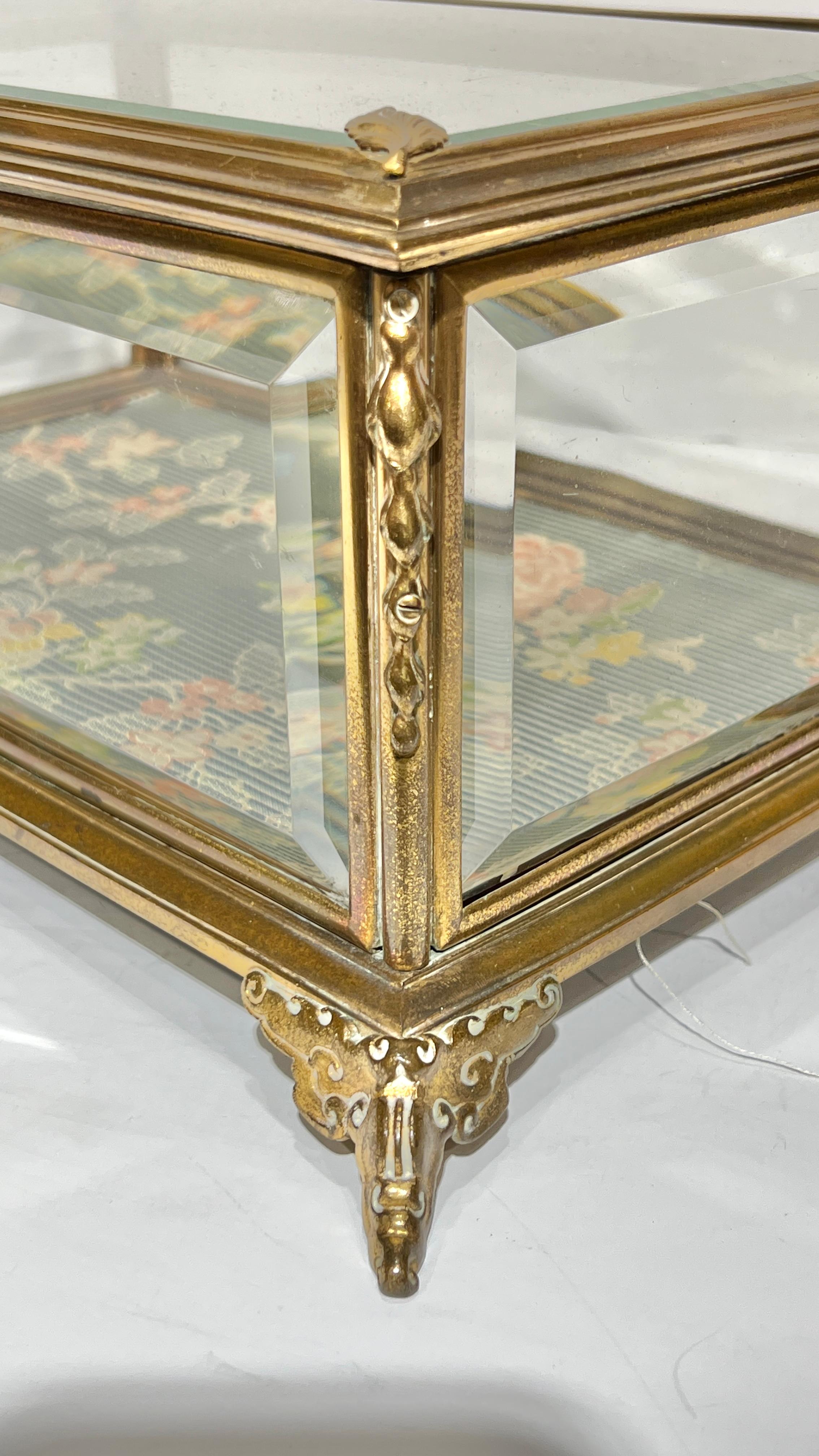 Große französische vergoldete Bronze aus dem 19.  und Glas-Schmuckkästchen / Schatulle im Angebot 1