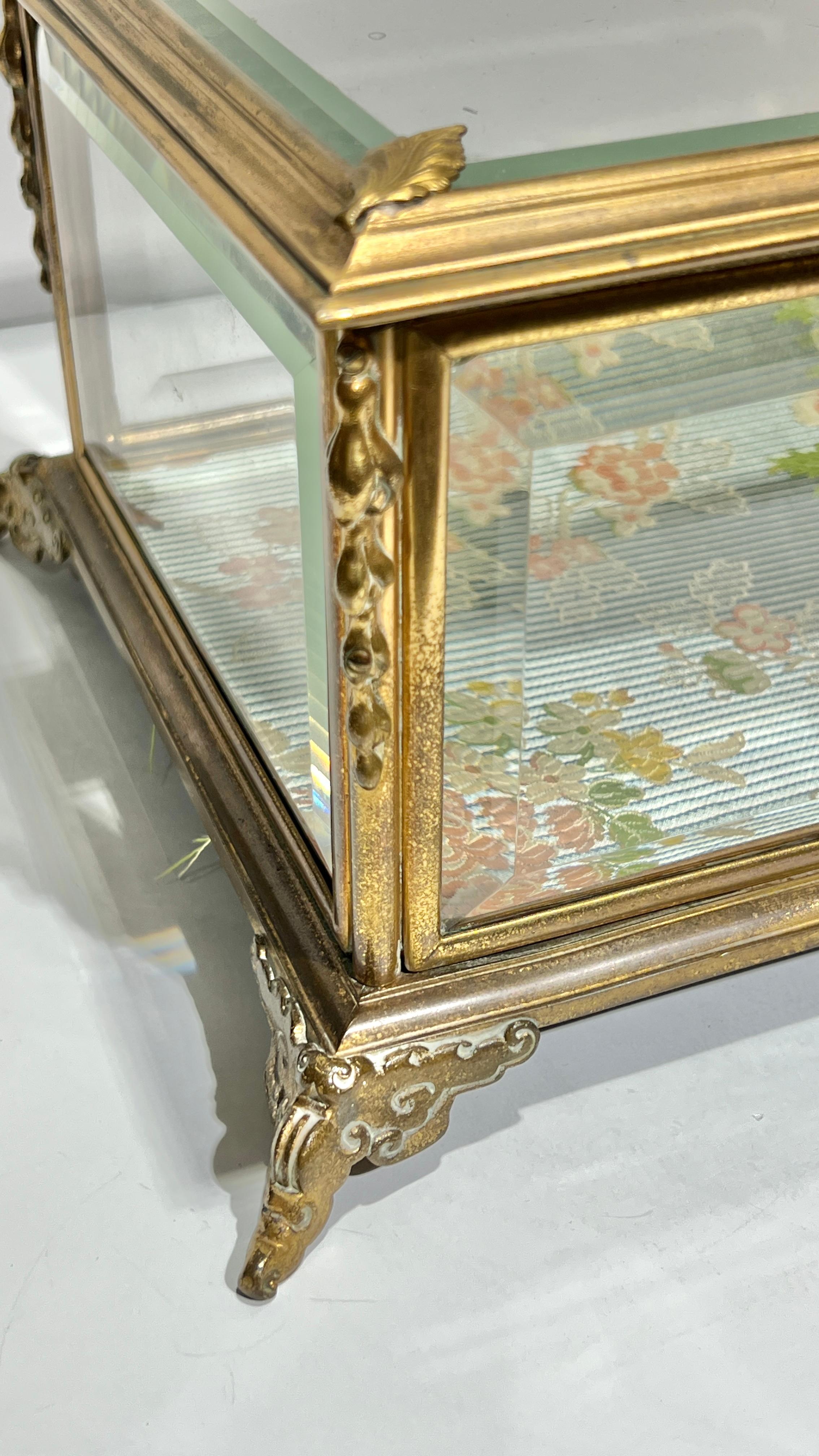 Große französische vergoldete Bronze aus dem 19.  und Glas-Schmuckkästchen / Schatulle im Angebot 2