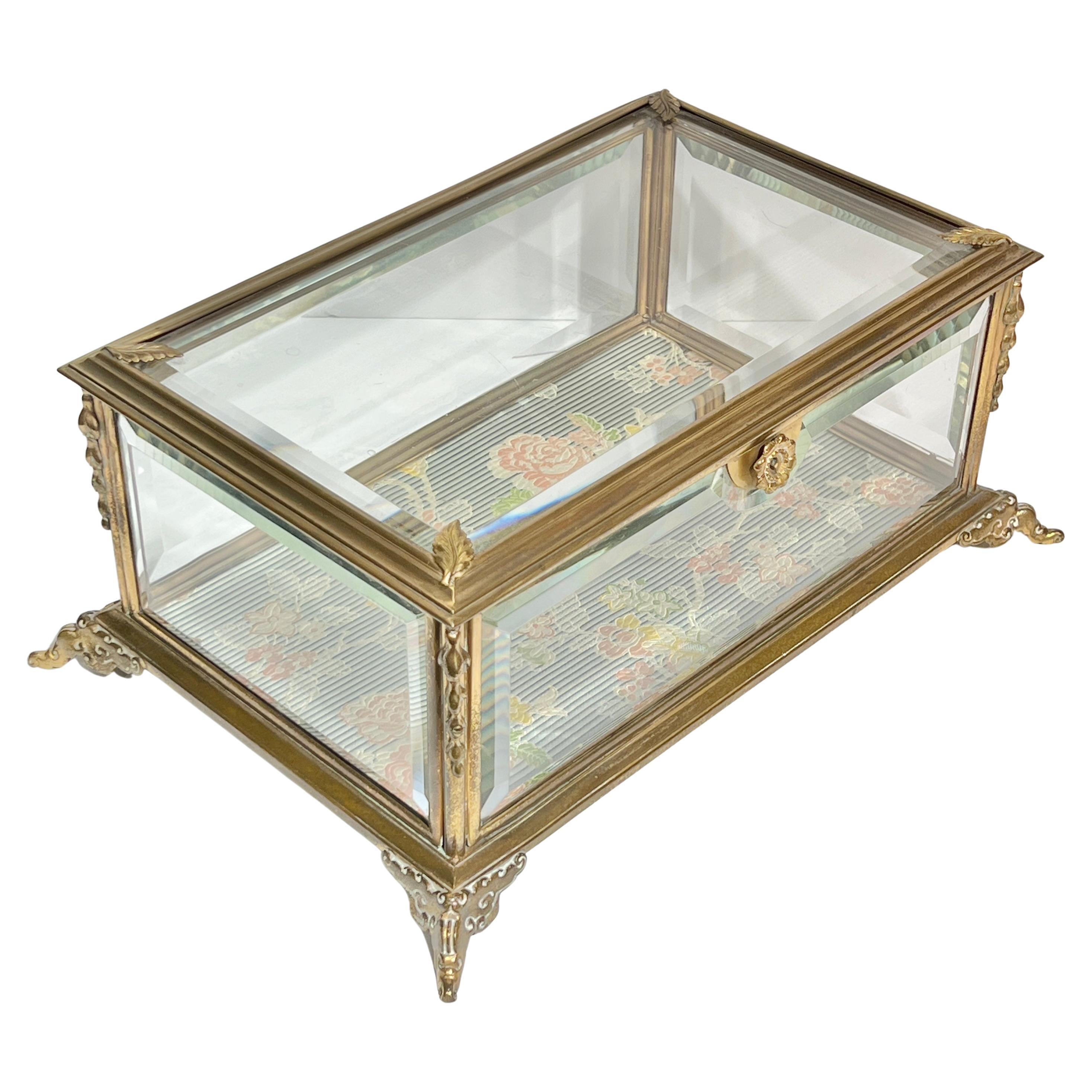 Große französische vergoldete Bronze aus dem 19.  und Glas-Schmuckkästchen / Schatulle im Angebot