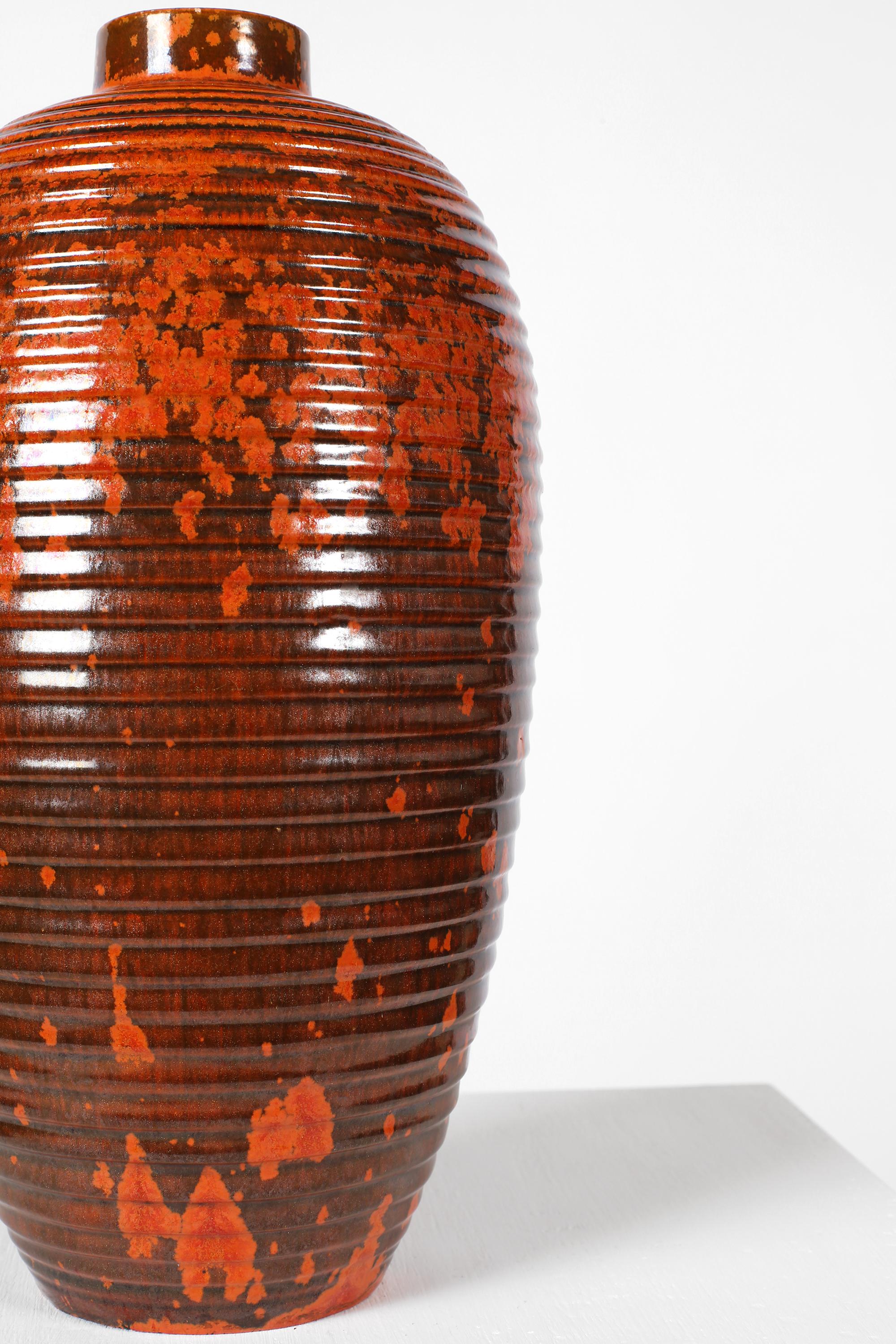 Francese Grande vaso francese Art Deco degli anni '30 in ceramica smaltata color arancio Primavera in vendita