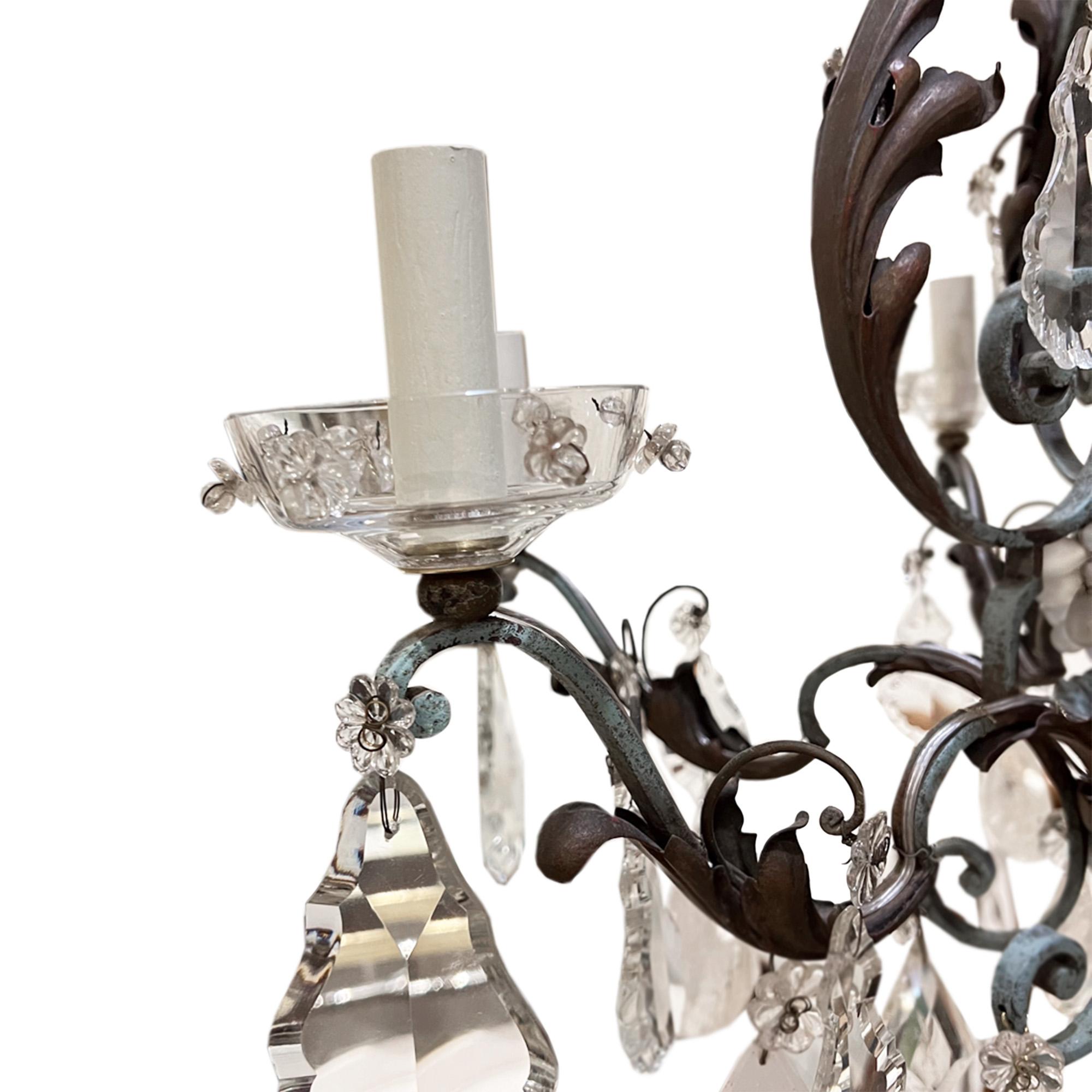 Stile provenzale Grande lampadario francese degli anni '40 in ferro battuto e tessuto, con cristalli di rocca in vendita