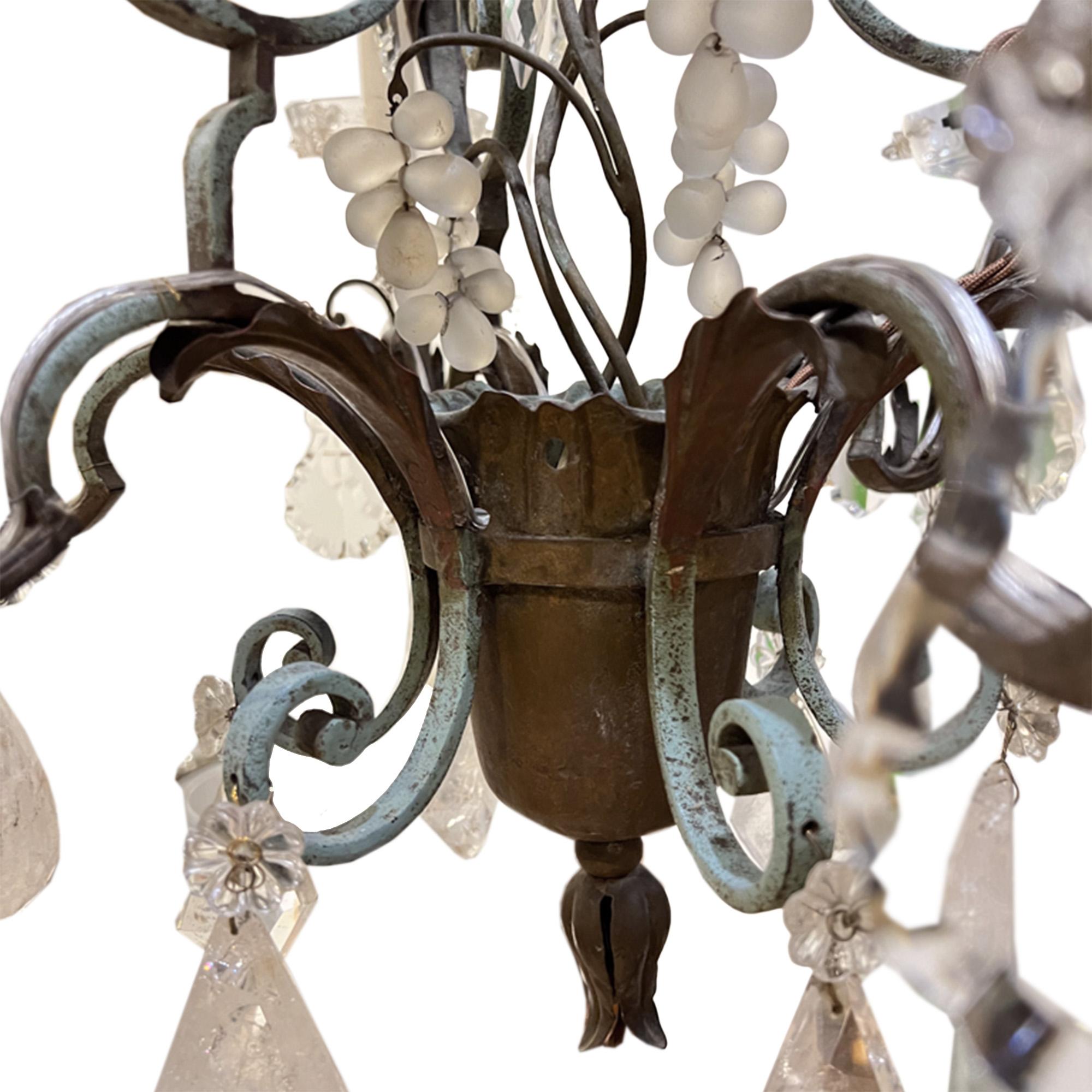 Fatto a mano Grande lampadario francese degli anni '40 in ferro battuto e tessuto, con cristalli di rocca in vendita