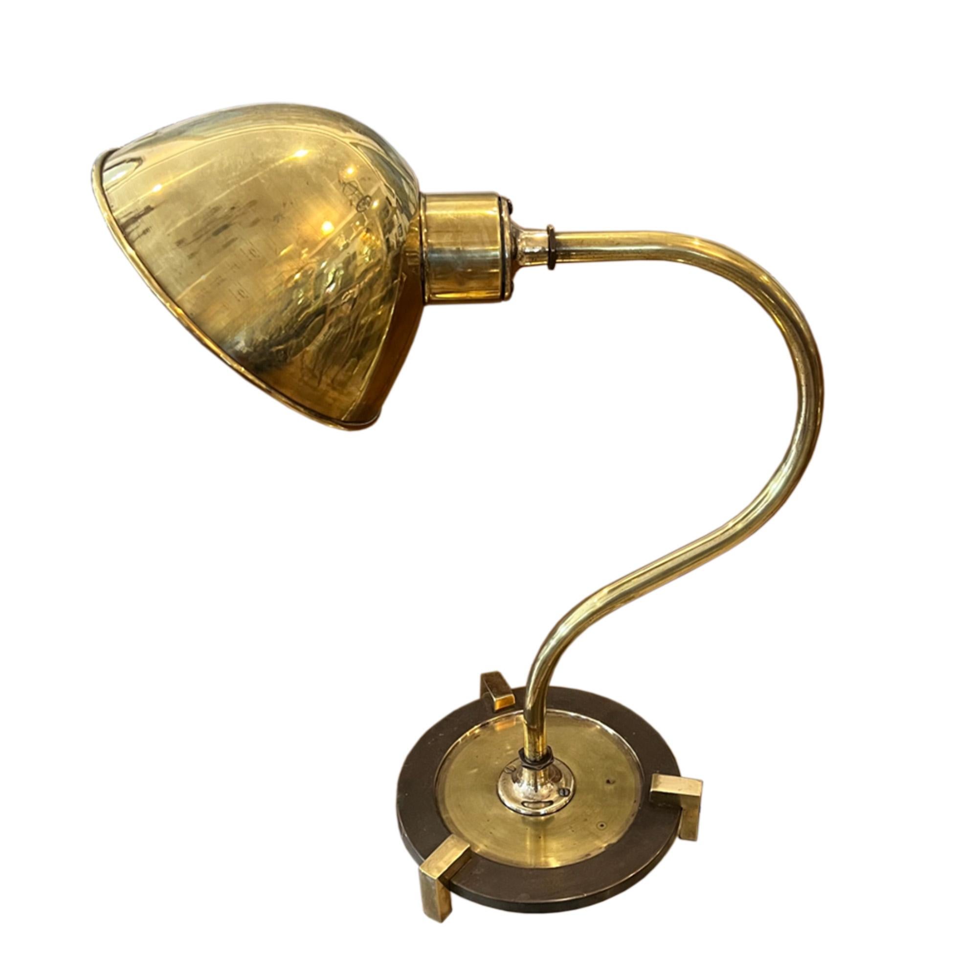 Cette lampe de bureau inhabituelle en laiton a été fabriquée en France dans les années 1950. Il est doté d'un élégant bras incurvé, d'un interrupteur à bouton marche/arrêt et d'un support solide. 

Nous avons fait recâbler la lumière en utilisant