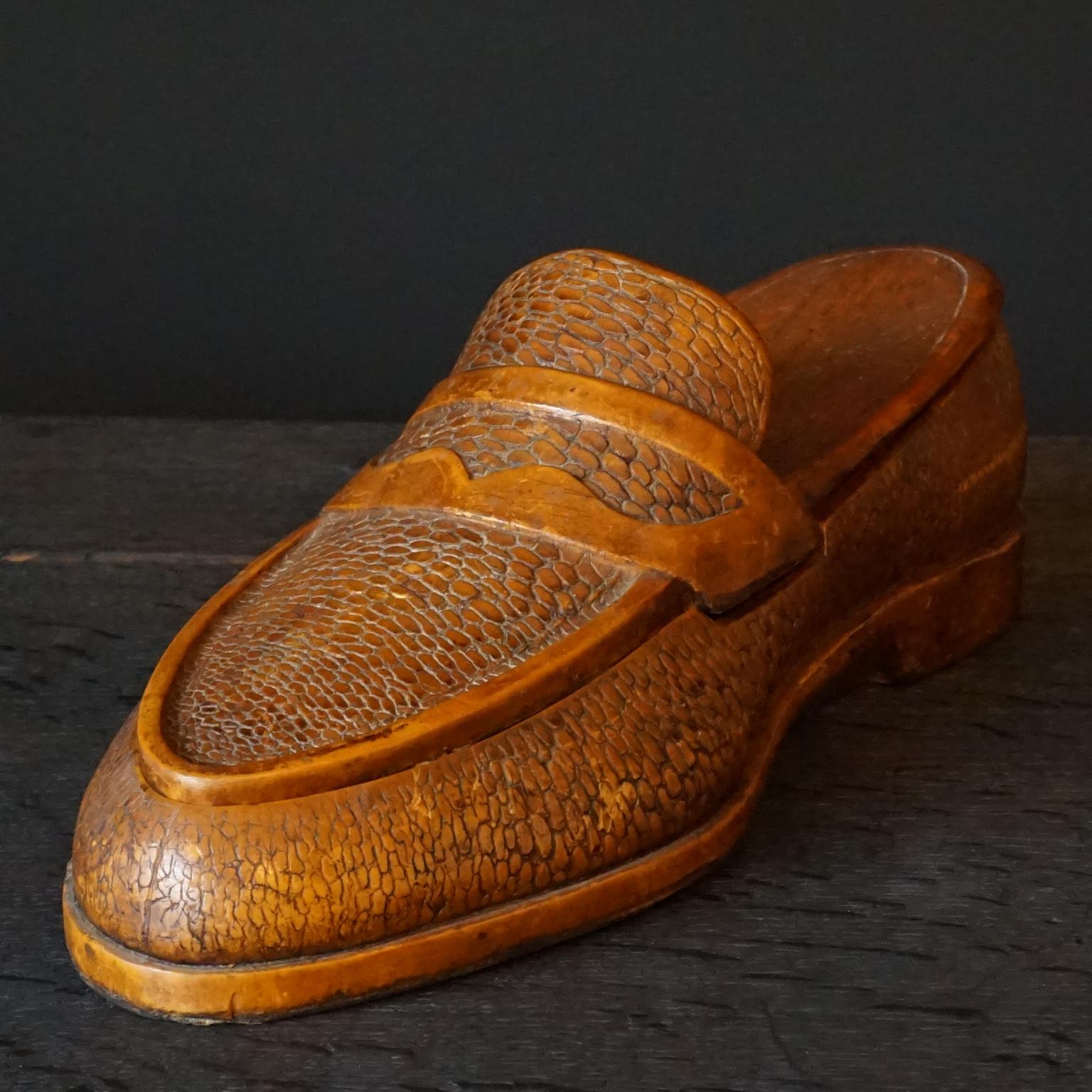 Large French 1950s Fake Wood Penny Loafer with Reptile Design Shoe Shaped Box In Good Condition In Haarlem, NL