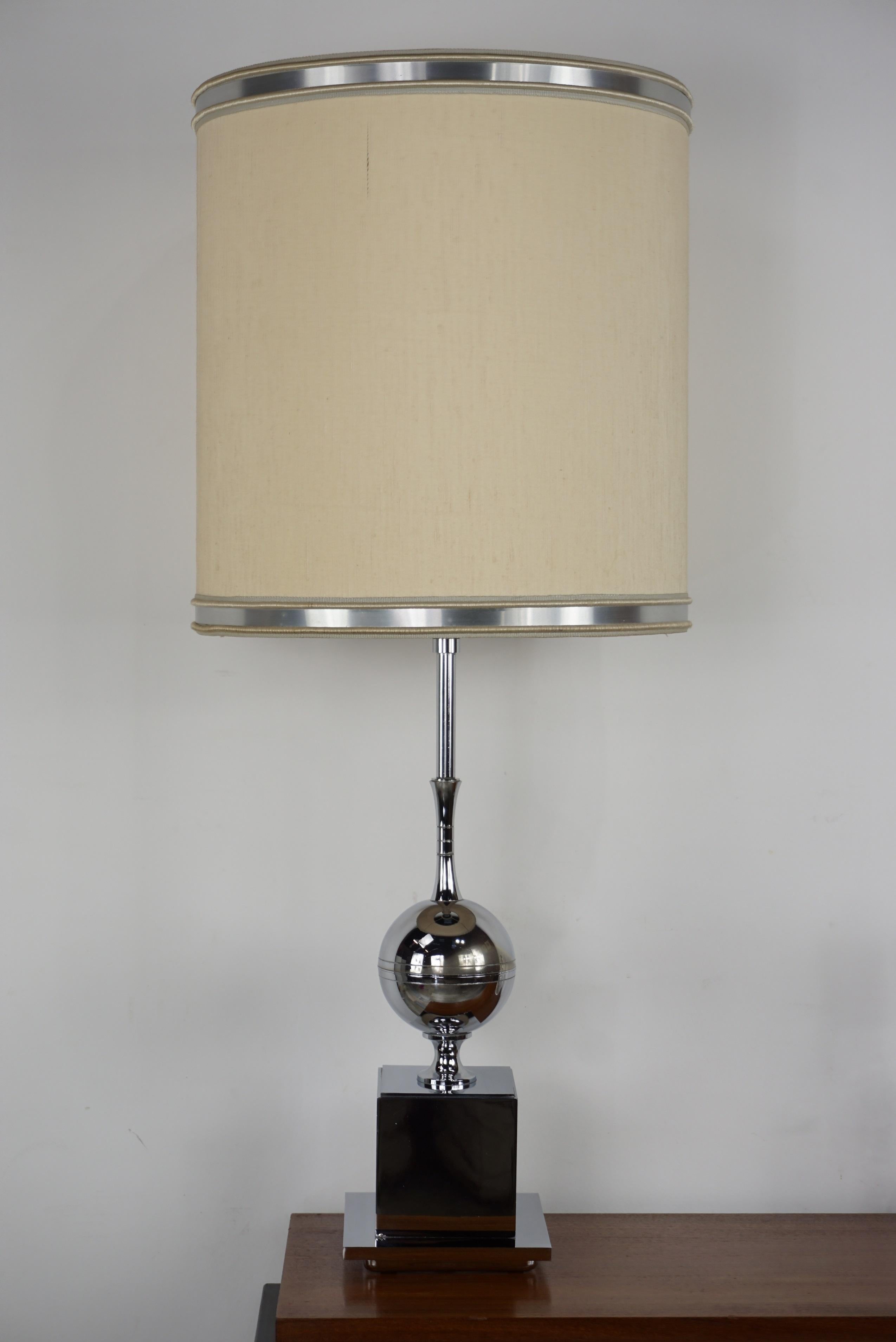 Large chrome metal lamp from the 1960s-1970s; beautiful and slender, harmonious lines and excellent workmanship, at the manner of the famous Maison Barbier. This lamp (45cm height without lampshade) all chromed metal has a solid and stabile square
