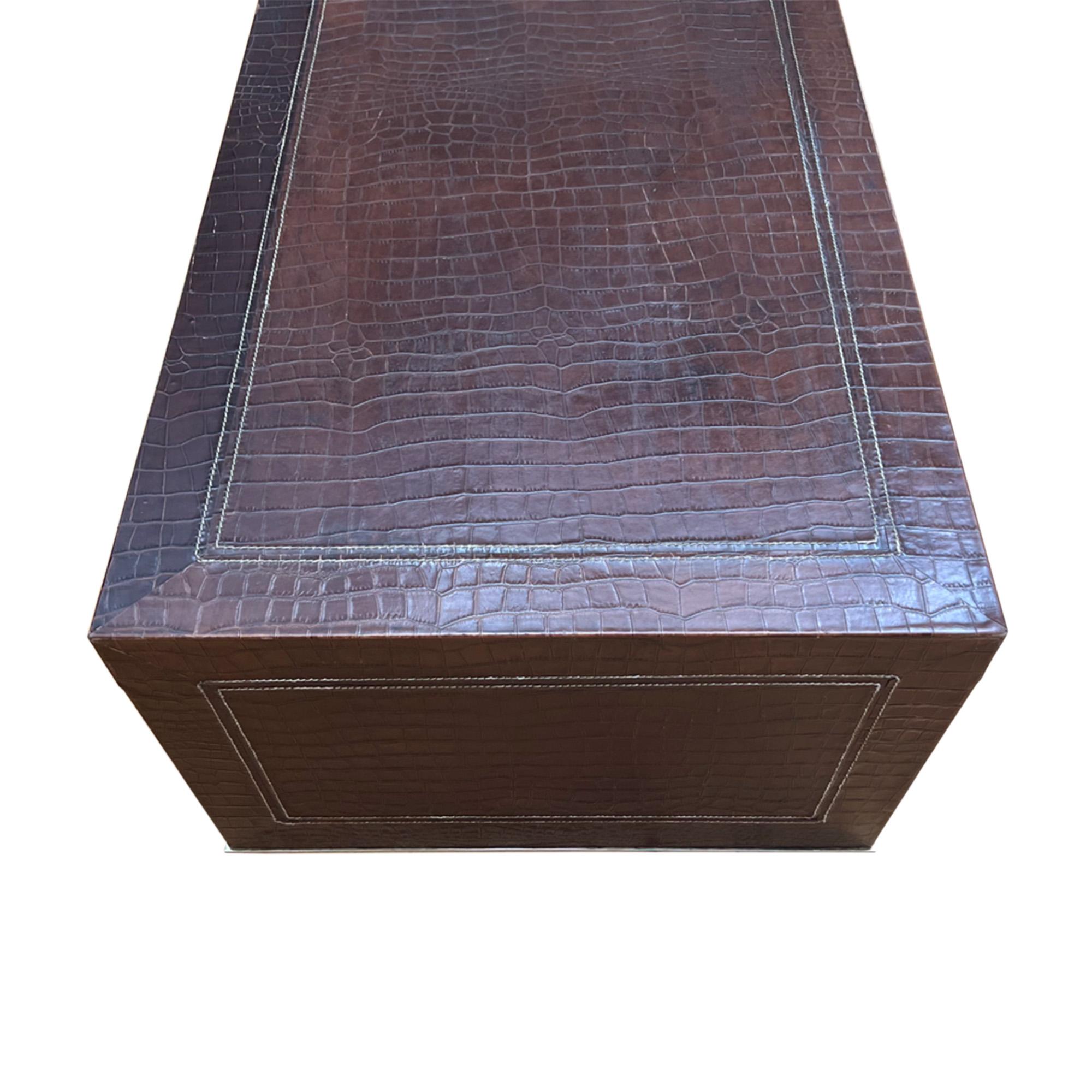 Mid-Century Modern Grande table basse française des années 1970 en cuir pressé imitation crocodile en vente
