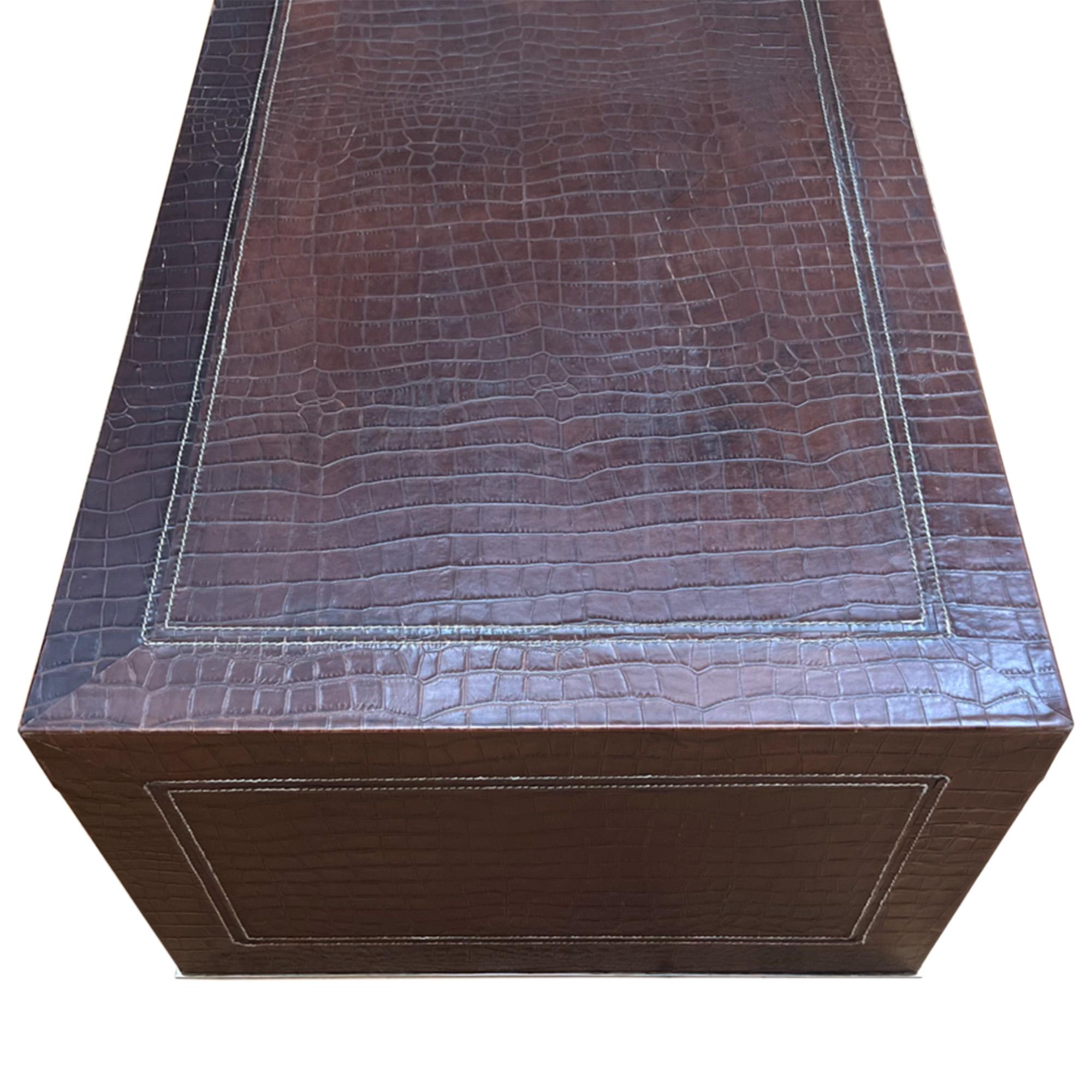Français Grande table basse française des années 1970 en cuir pressé imitation crocodile en vente