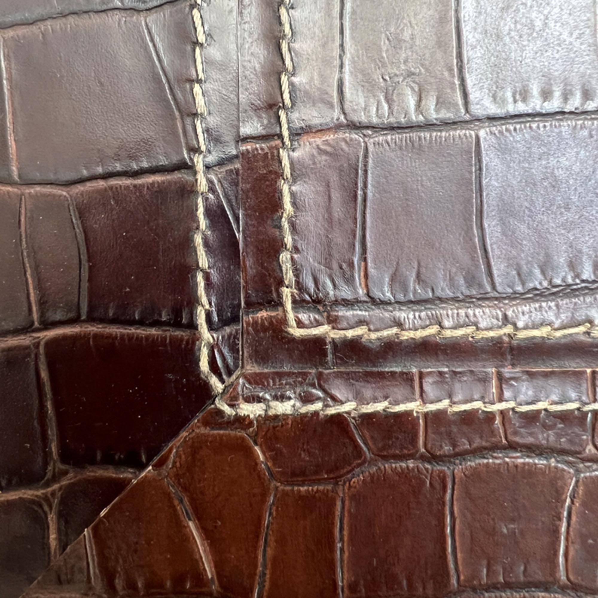 Fait main Grande table basse française des années 1970 en cuir pressé imitation crocodile en vente