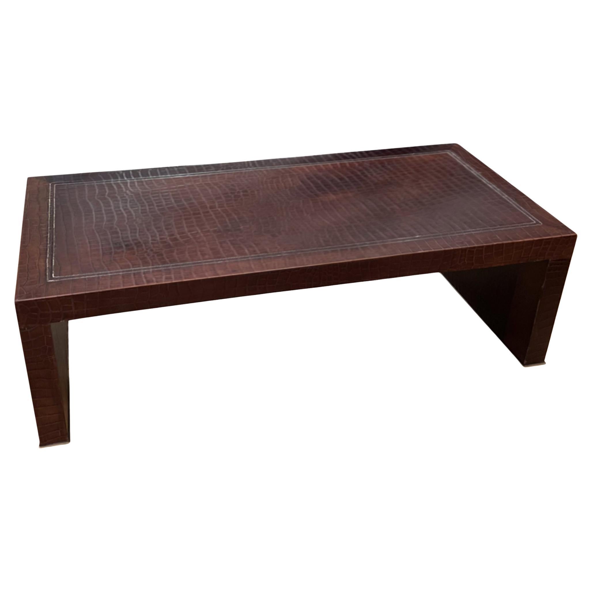 Grande table basse française des années 1970 en cuir pressé imitation crocodile