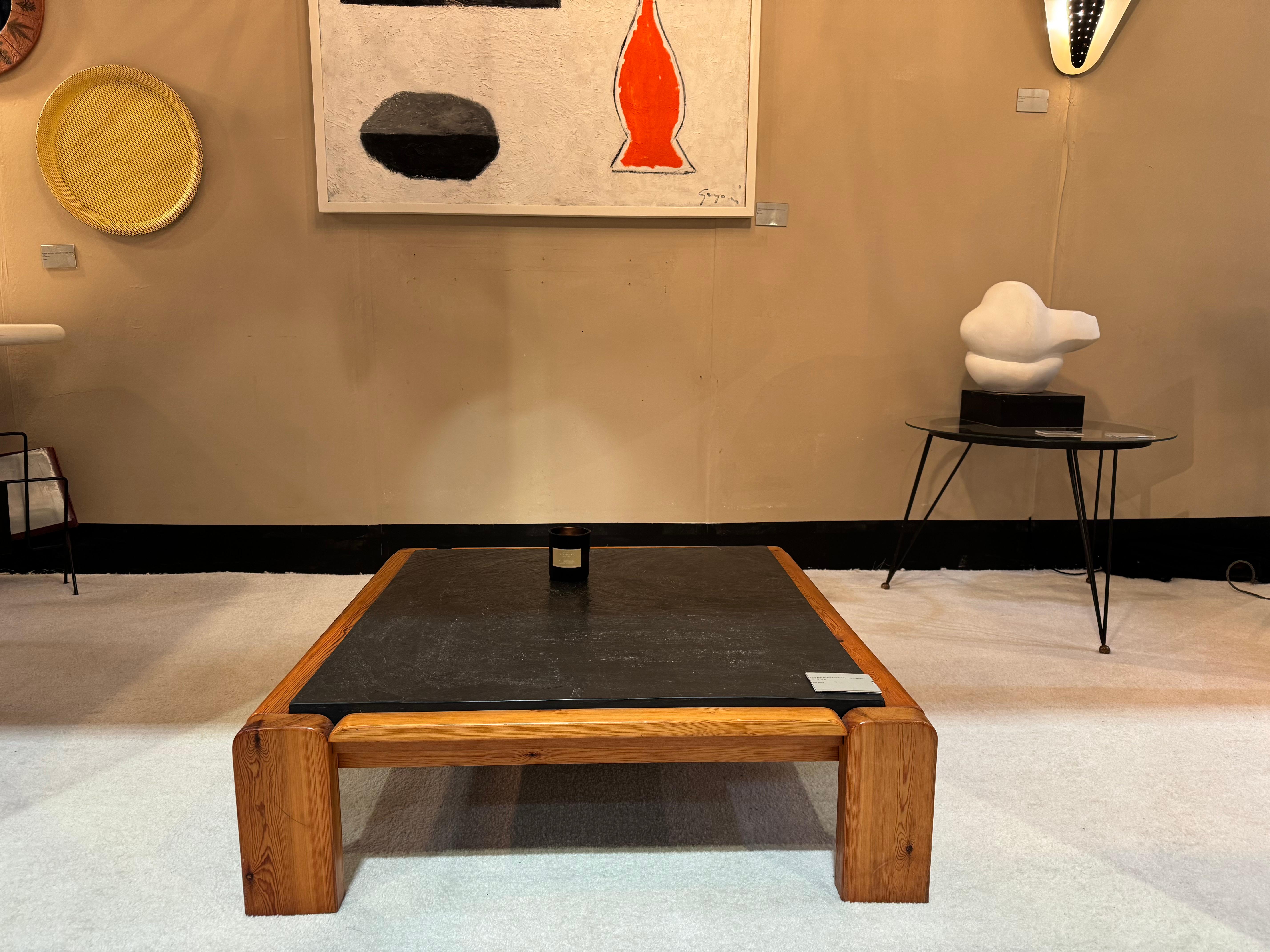 Grande table basse en pin et ardoise des années 1970 en vente 3