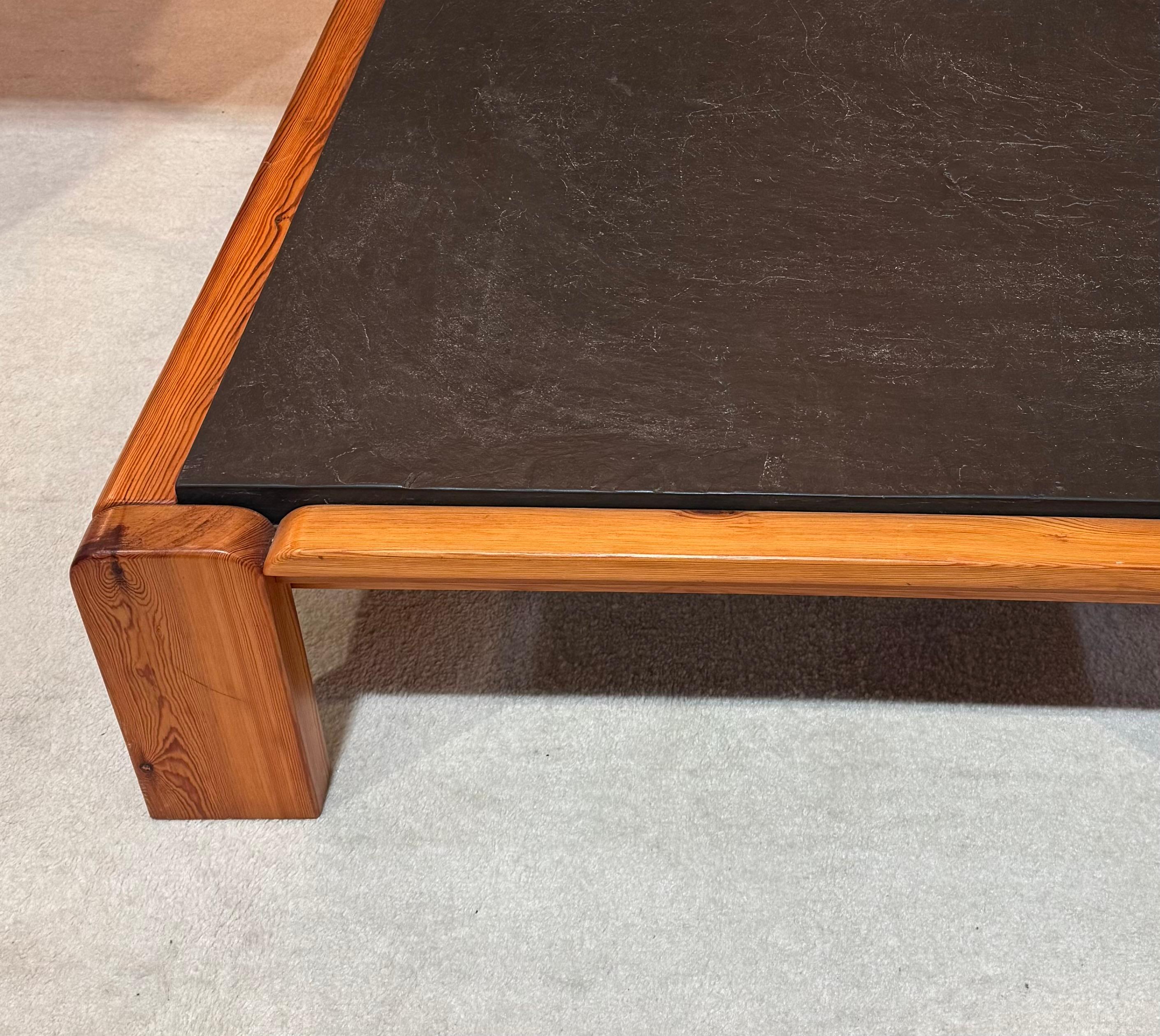 Français Grande table basse en pin et ardoise des années 1970 en vente