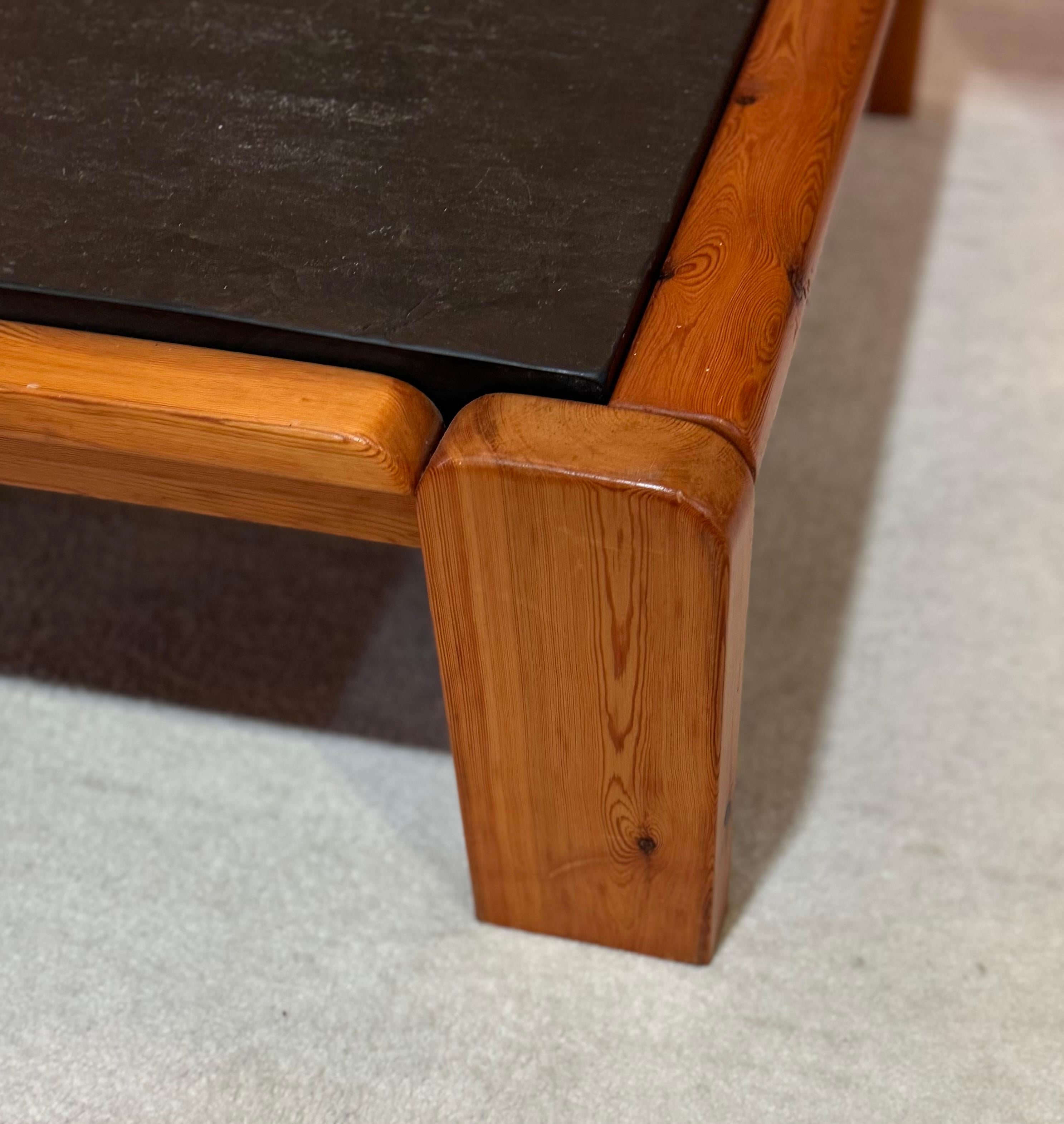 Grande table basse en pin et ardoise des années 1970 Bon état - En vente à London, GB