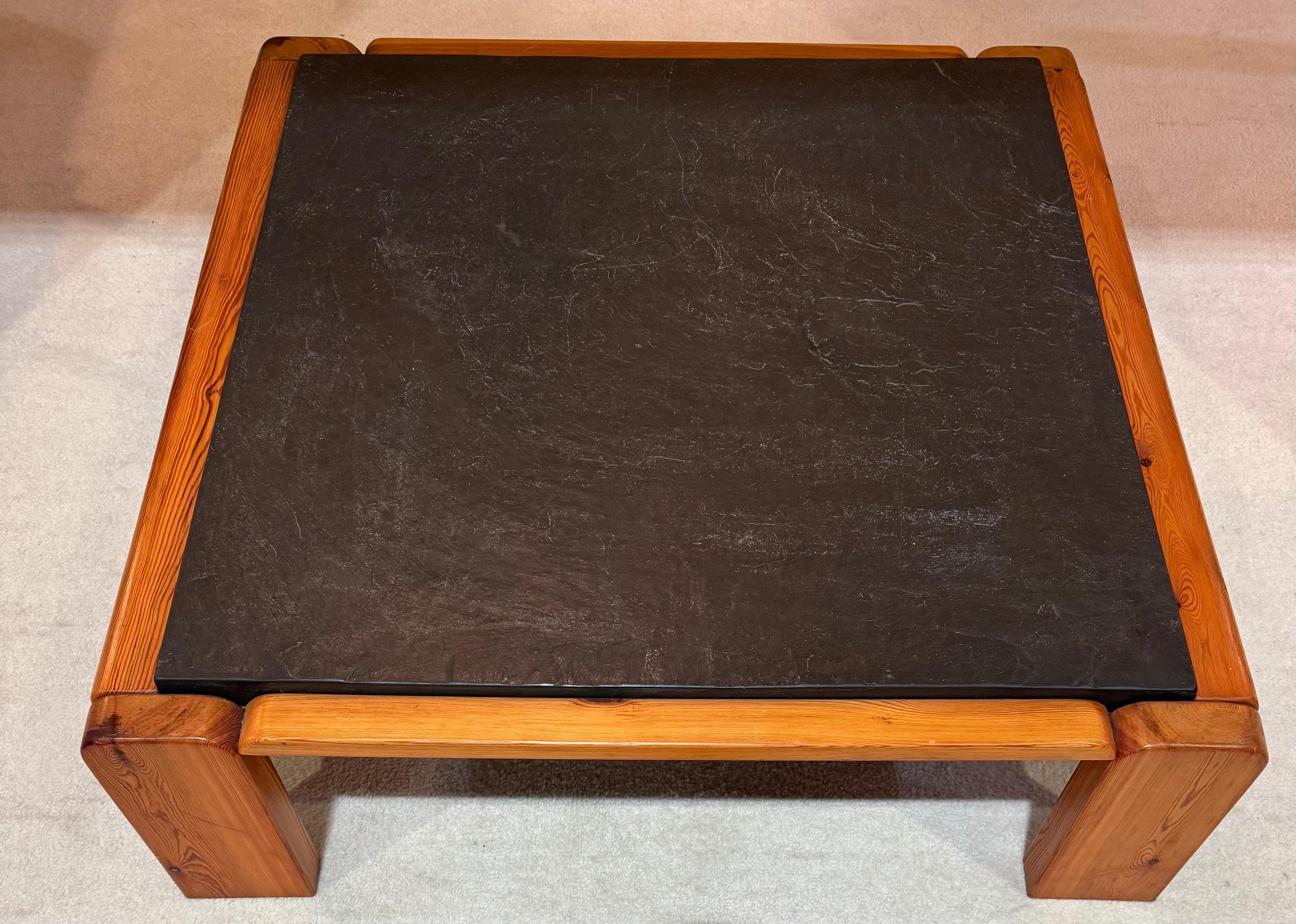 20ième siècle Grande table basse en pin et ardoise des années 1970 en vente